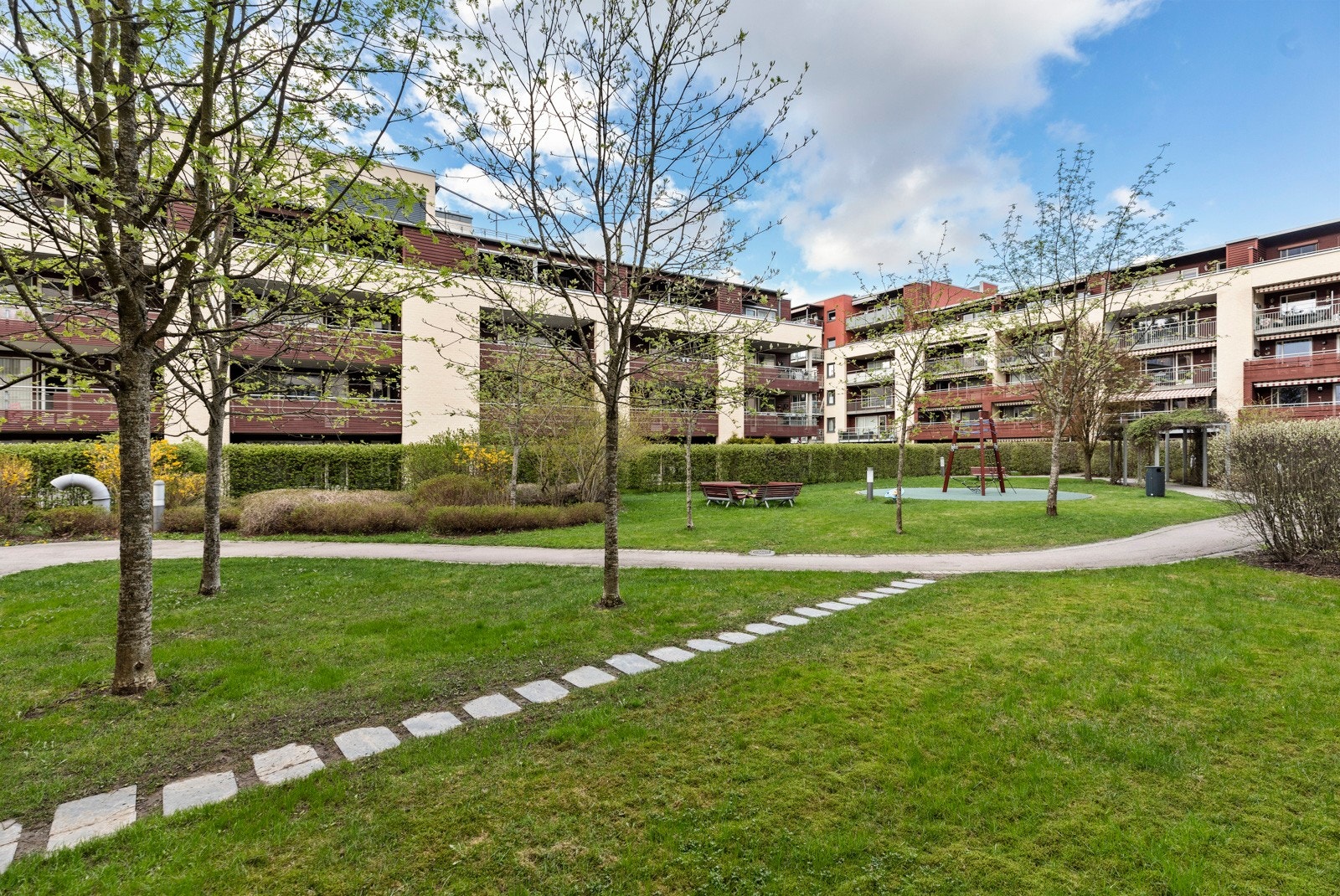 Borettslaget har flotte grøntområder - et trygt eldorado for barnefamilier! Galleribilde