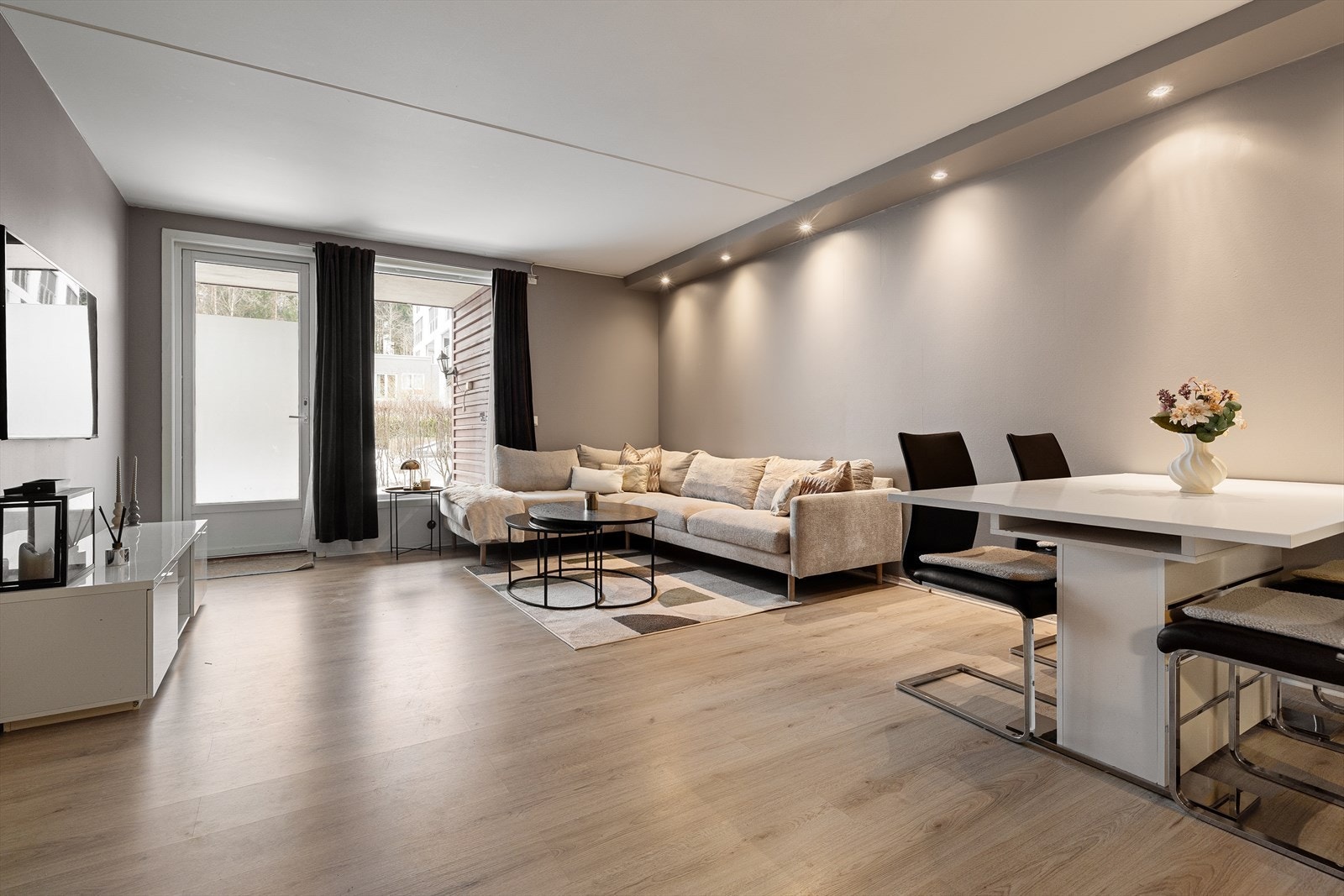 Romslig stue med gode møbleringsmuligheter og spott-belysning. Galleribilde