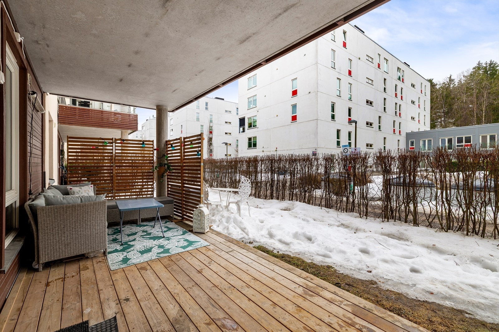 Leiligheten ligger godt skjermet for innsyn - spesielt på sommertid! Galleribilde