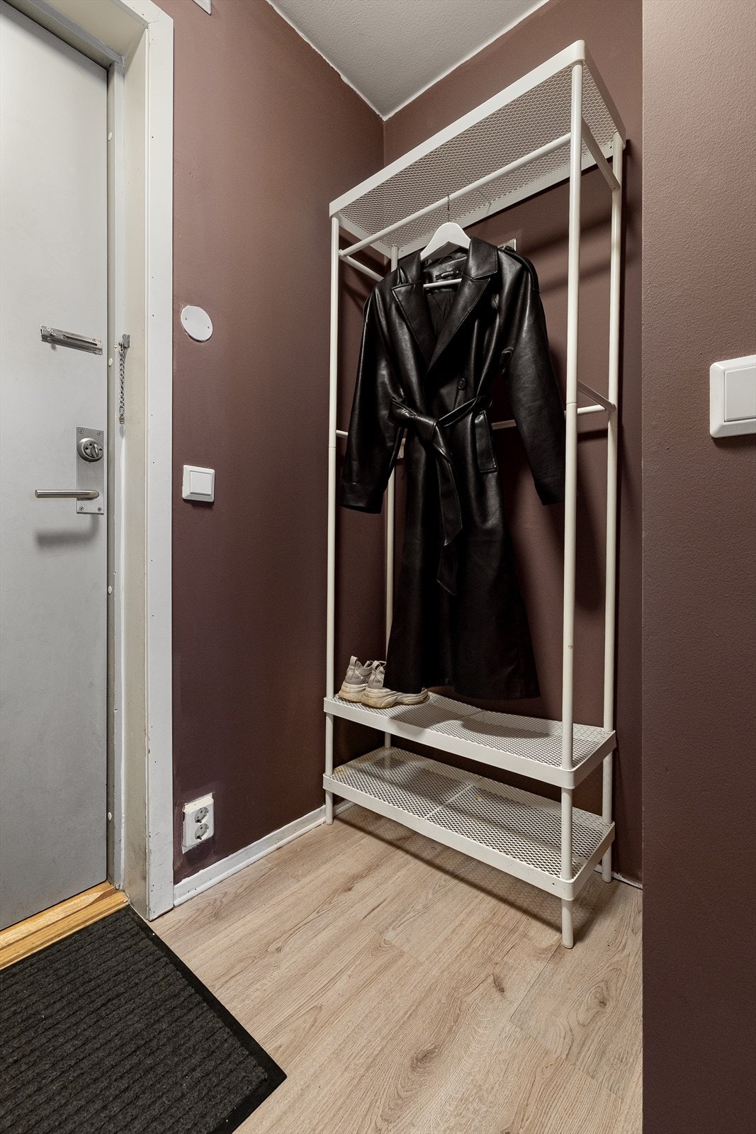 I entréen er det god plass til å sette fra seg sko og henge fra seg jakker. Galleribilde