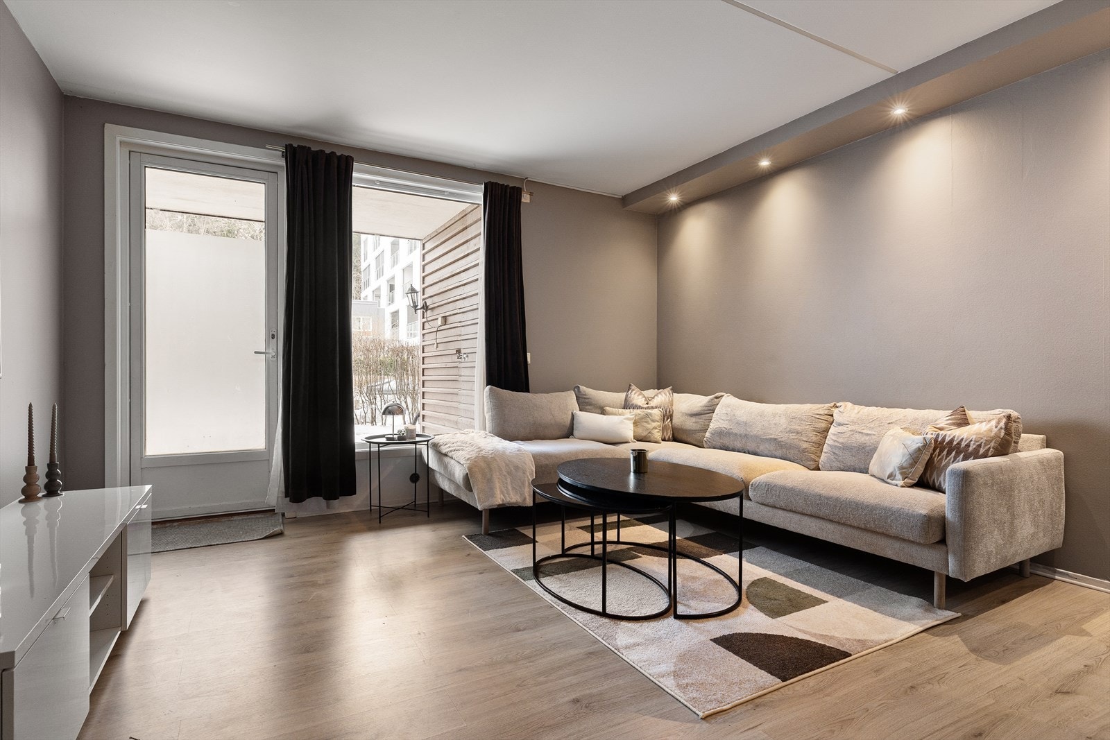 Fra stuen er det adkomst til solrik markterrasse. Galleribilde