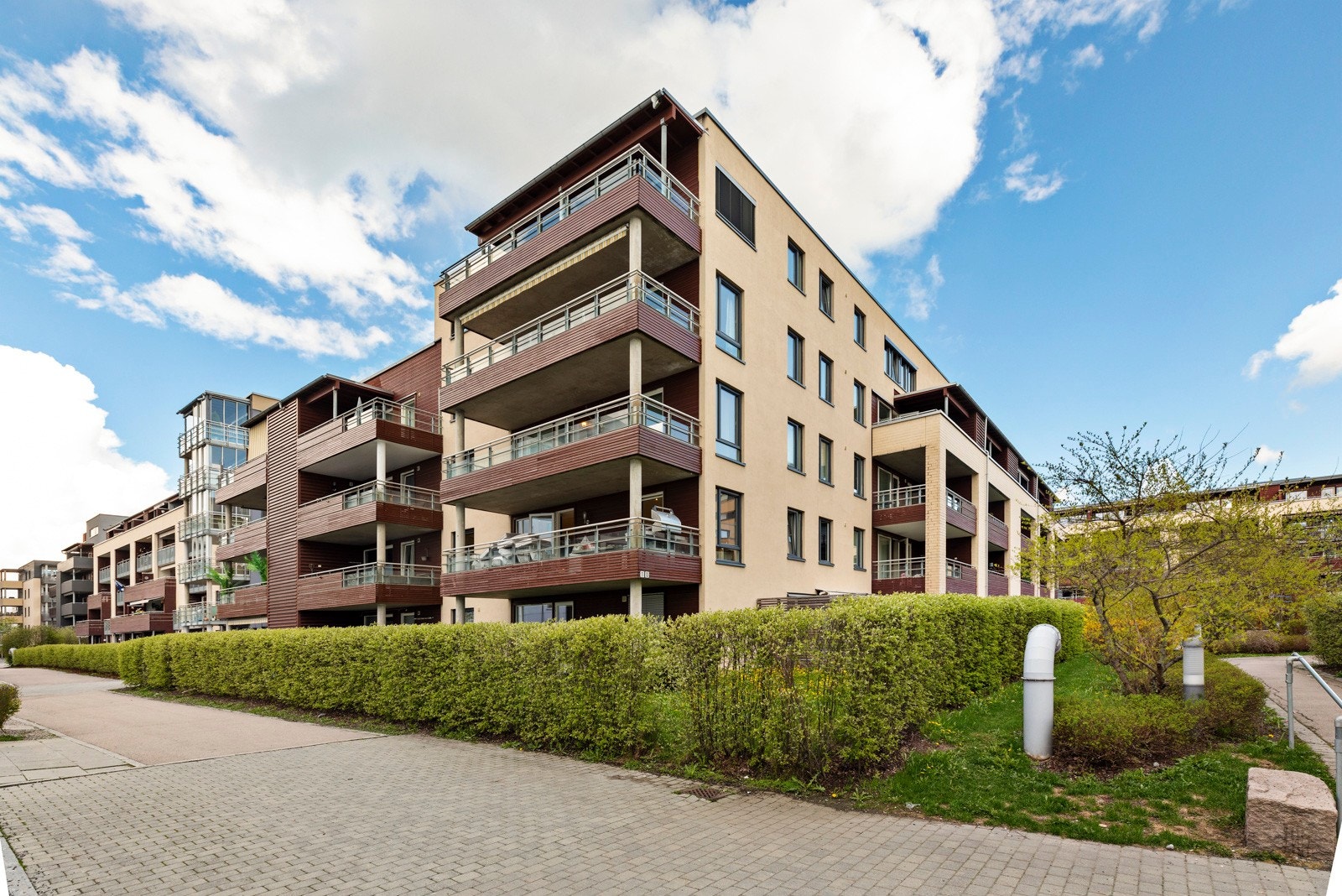 Flott 4-romsleilighet med markterrasse og optimale solforhold nydelig intern beliggenhet i bilfri gate. Galleribilde