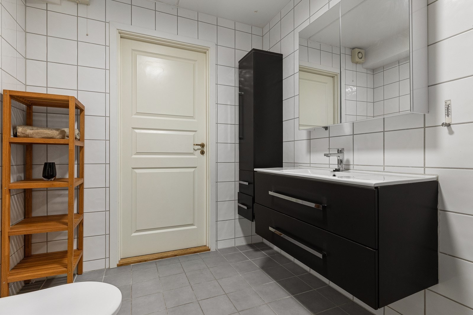 Det er også godt med lagring i vegghengt skap og speilskap. Galleribilde