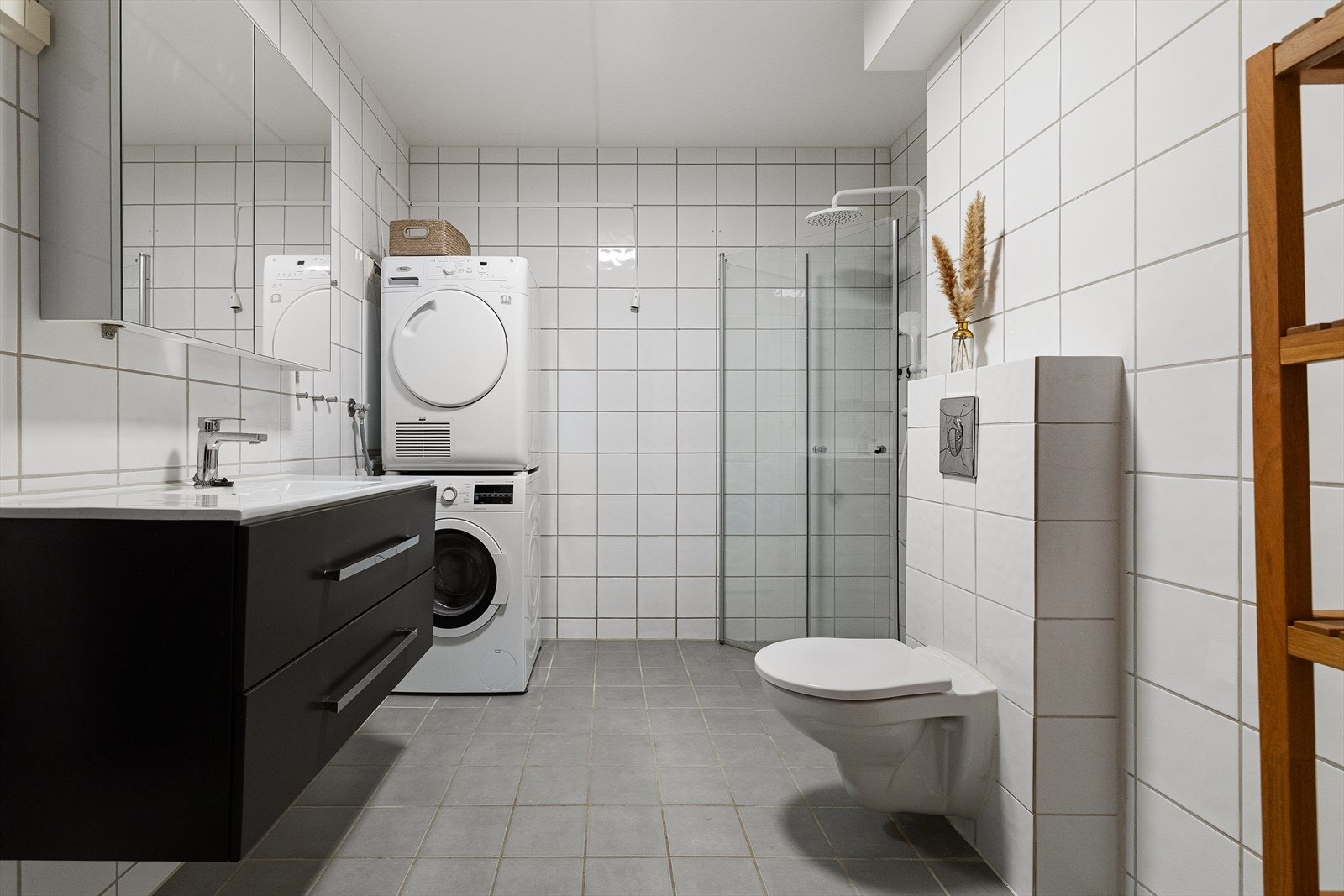 Flislagt bad med oppgradert baderomsinnredning, dusjnisje og vegghengt toalett. Galleribilde