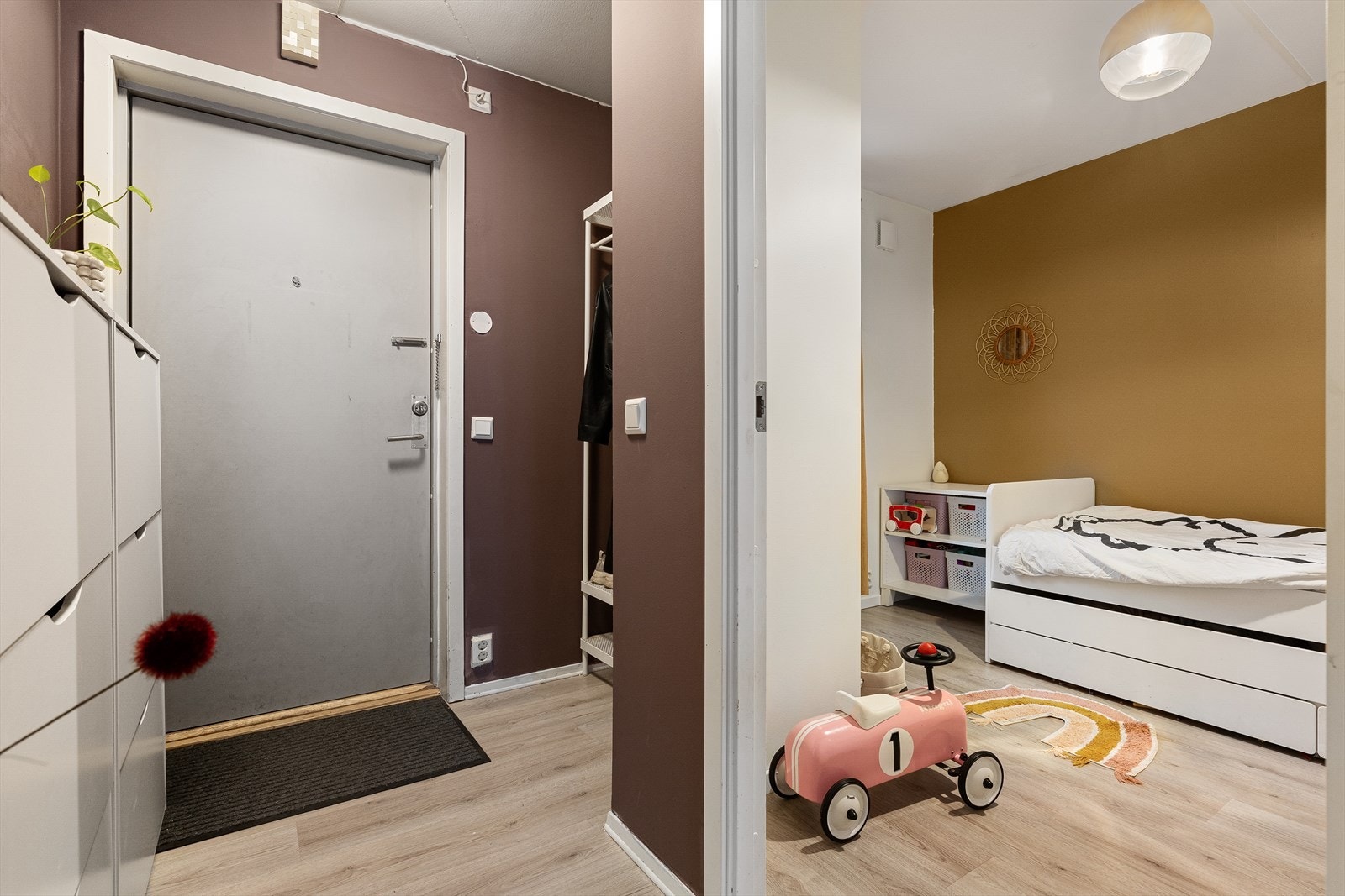 Soverom 2 og 3 har adkomst fra entréen. Galleribilde