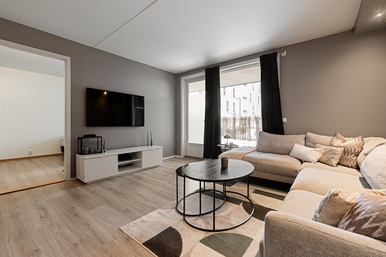 Fra stuen er det adkomst til leilighetens hovedsoverom. Galleribilde