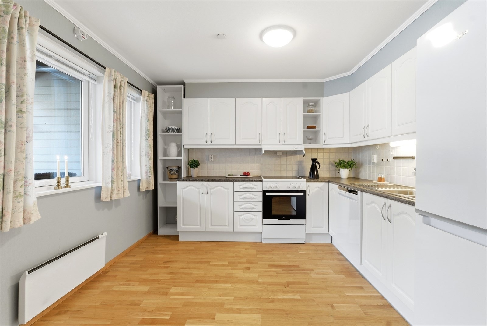 Tidløst og fint kjøkken. God skap -og benkeplass. Galleribilde