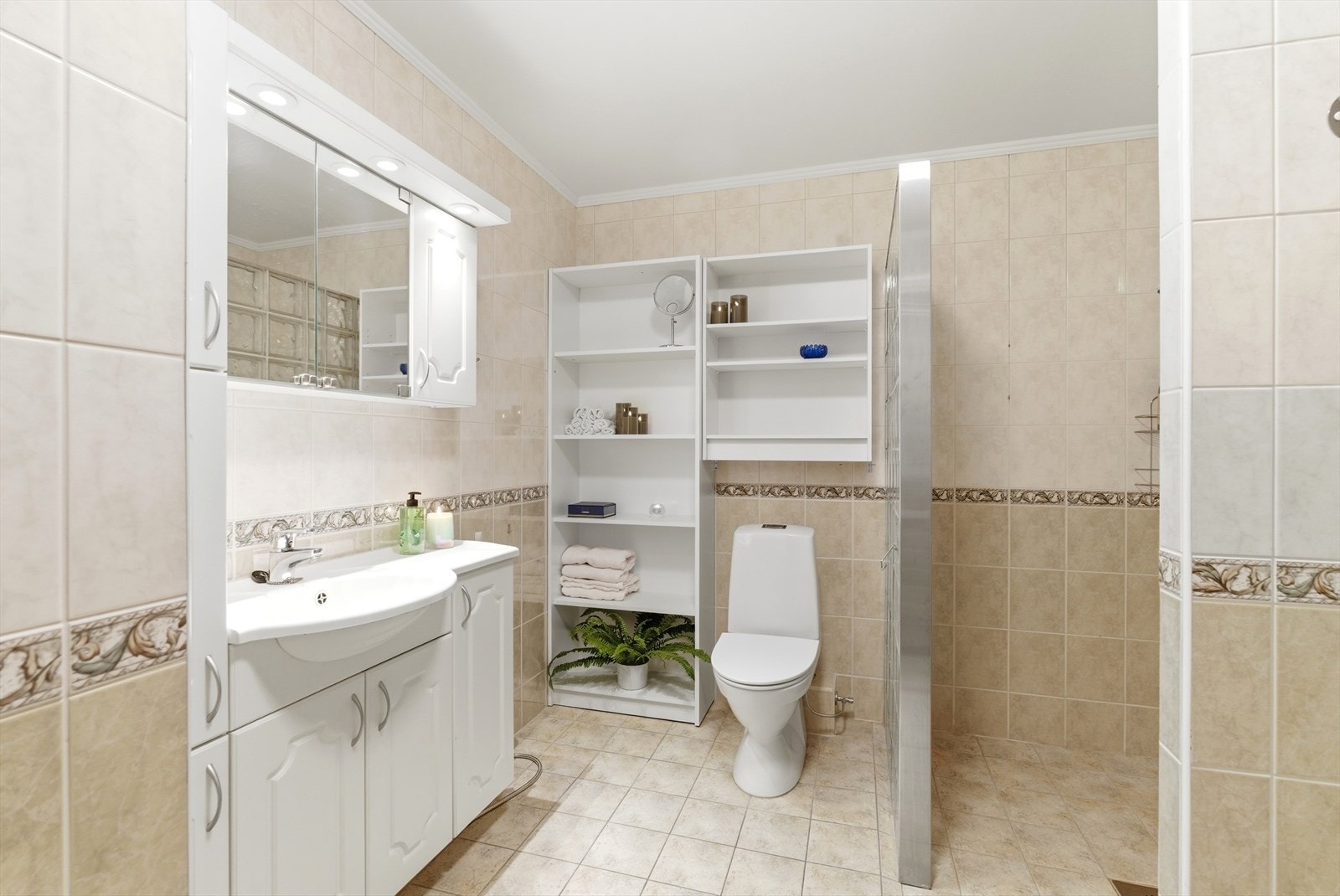 Pent flislagt bad av en god størrelse og varmekabler i gulv. Galleribilde