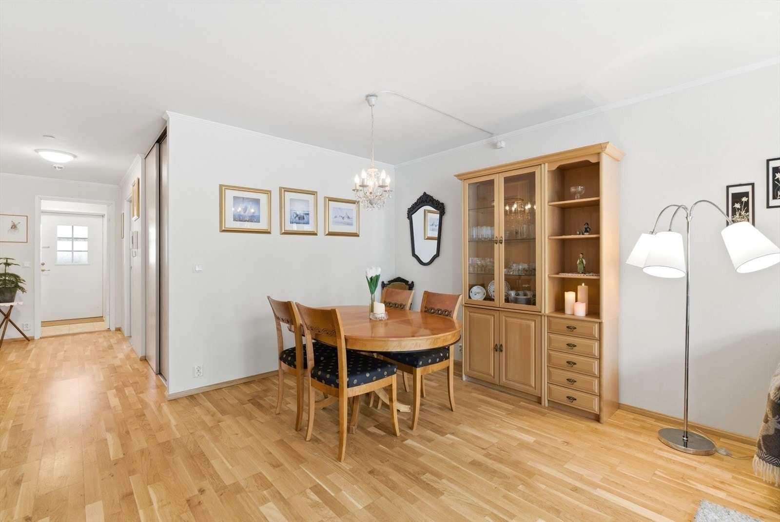 Spisestue og hall. Galleribilde