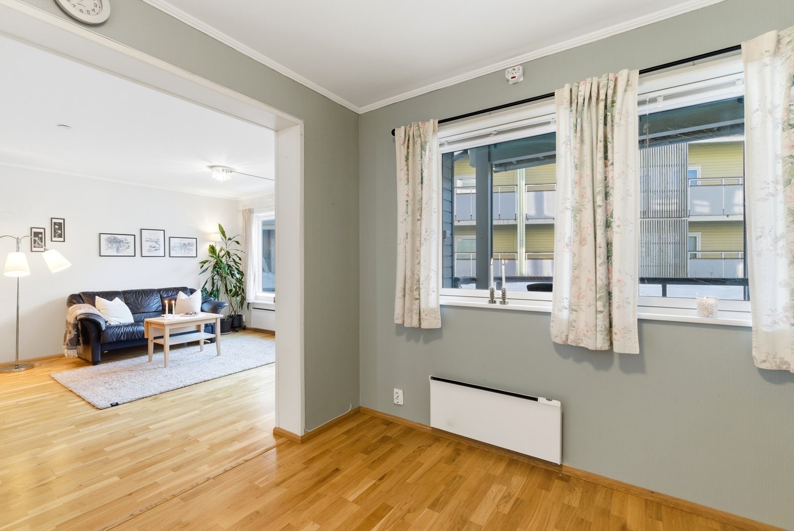 God plass til spisebord ved kjøkkenvindusflater. Galleribilde