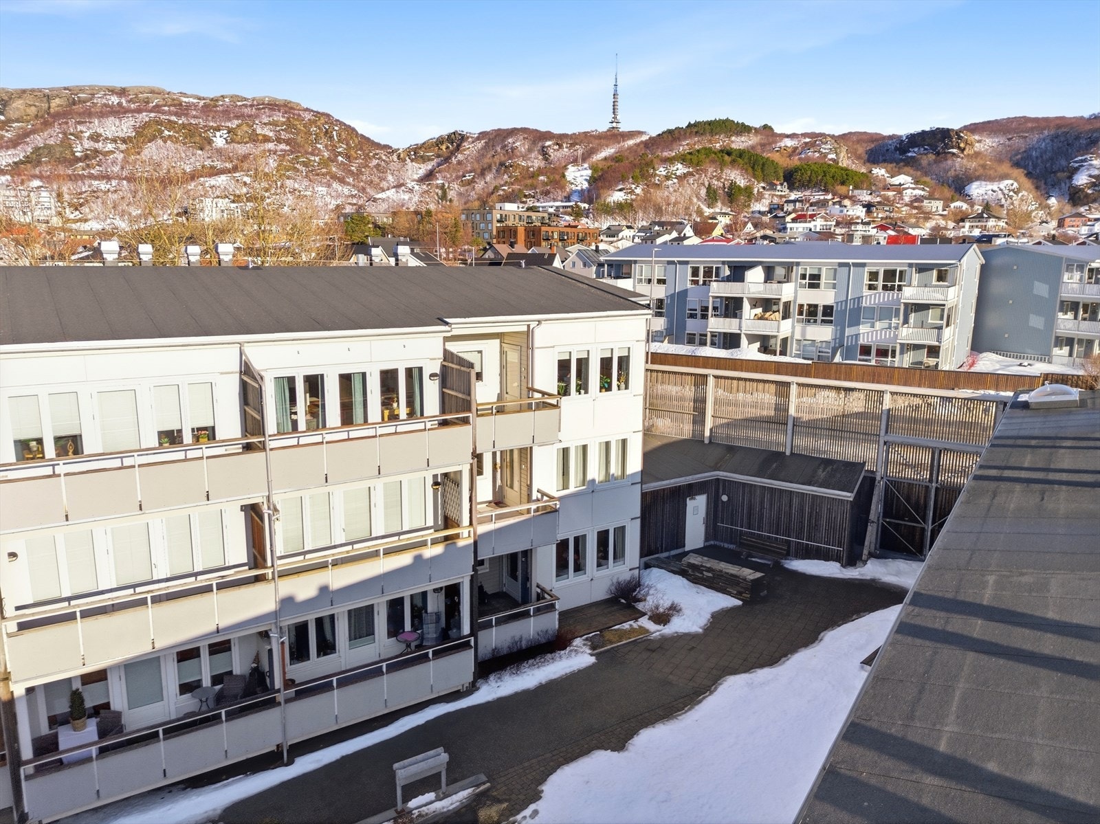 Adkomst til leilighet fra egen inngangsdør via overbygget svalgang. Heis fra garasje. Leilighetens beliggenhet på enden i blokken oppleves som stille og rolig. Galleribilde