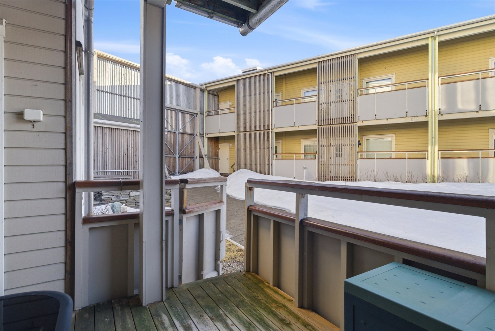 Direkte nedgang fra balkong. Galleribilde