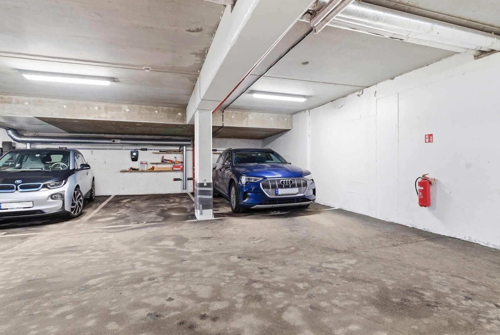 Fast p-plass i garasje medfølger. God plass til stor bil. Galleribilde