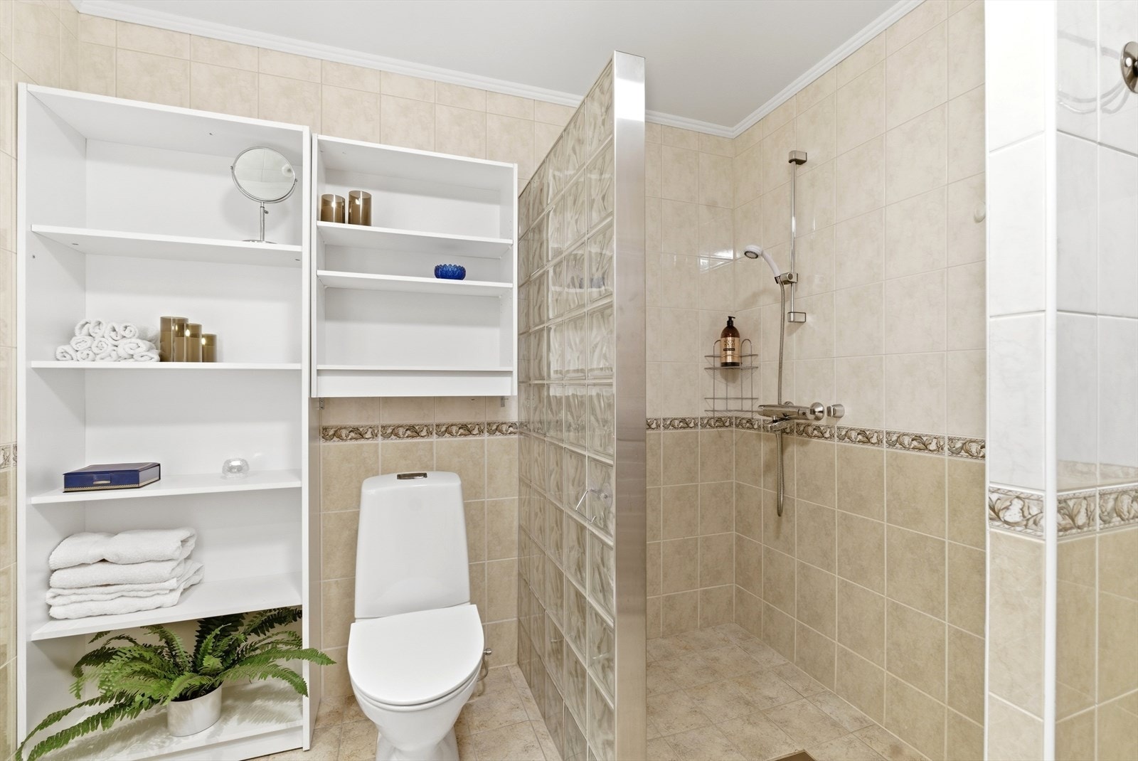 Bad med stor dusj og gode oppbevaringsmuligheter. Galleribilde