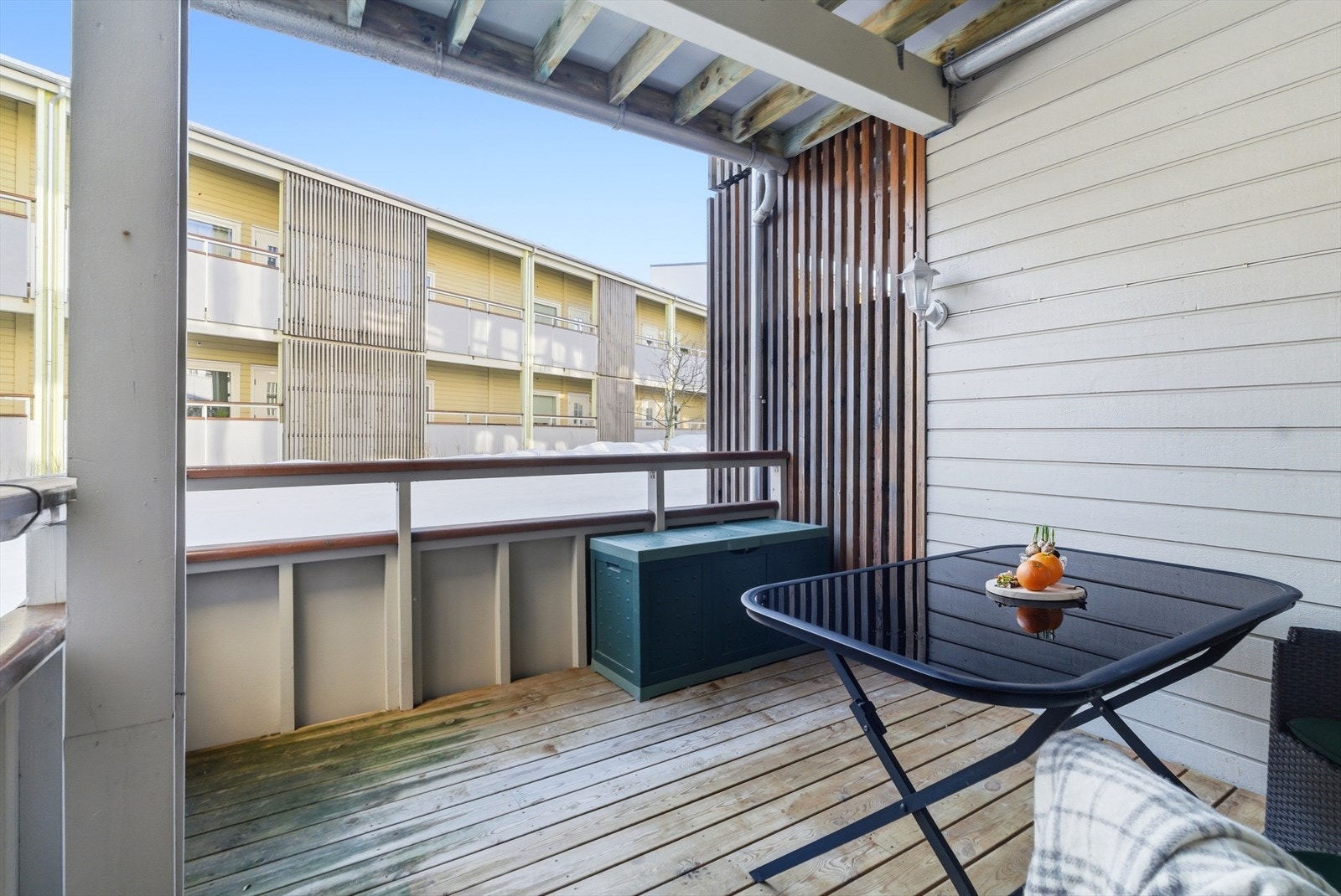 Leiligheten byr på en romslig takoverbygget balkong, samt ekstra platting fra balkong. Galleribilde