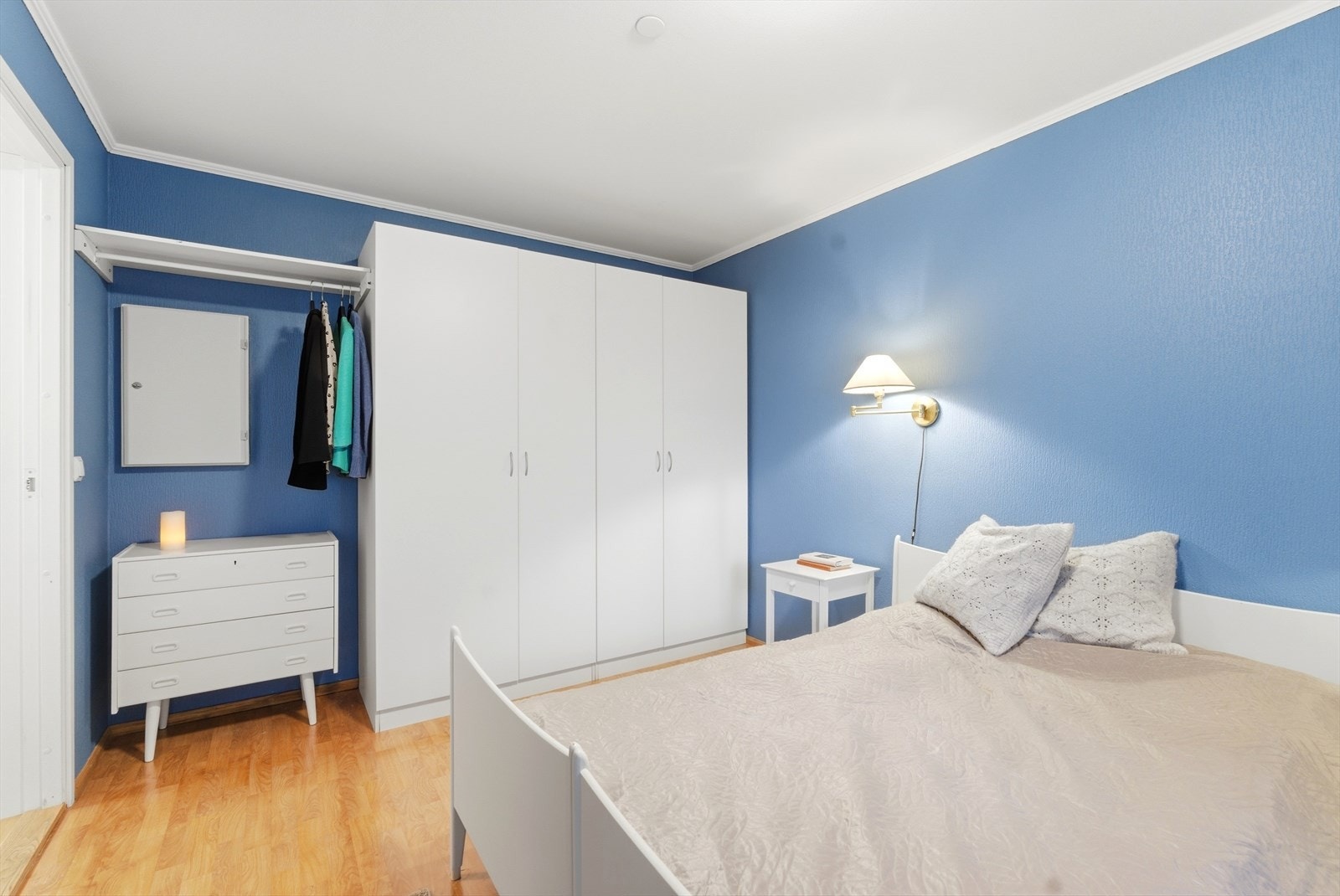 Leilighet med gode oppbevaringsmuligheter i flere garderobeskap, innebod -og sekundær bod. Galleribilde