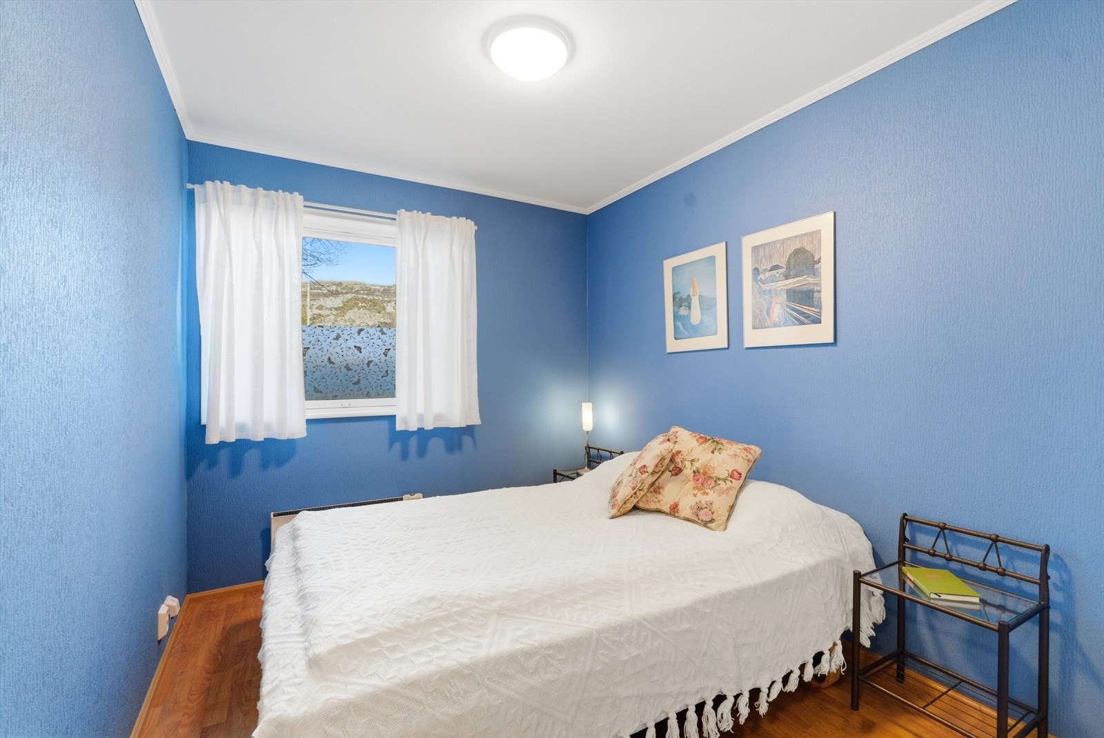 God plass til stor seng og nattbord. Galleribilde