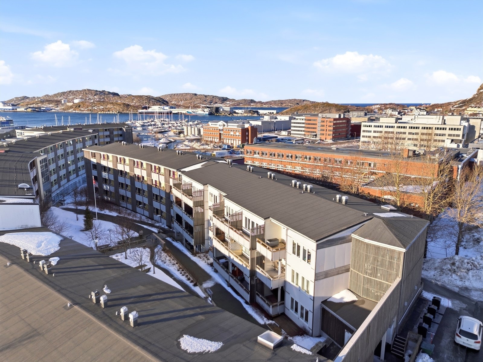 Dette er et rolig borettslag med et hyggelig bomiljø, godt voksne koselige naboer. Når du velger bolig så velger du også nabolag. Mennesker, nærbutikk og nærhet til naturen. Rammen rundt der du bor. Galleribilde