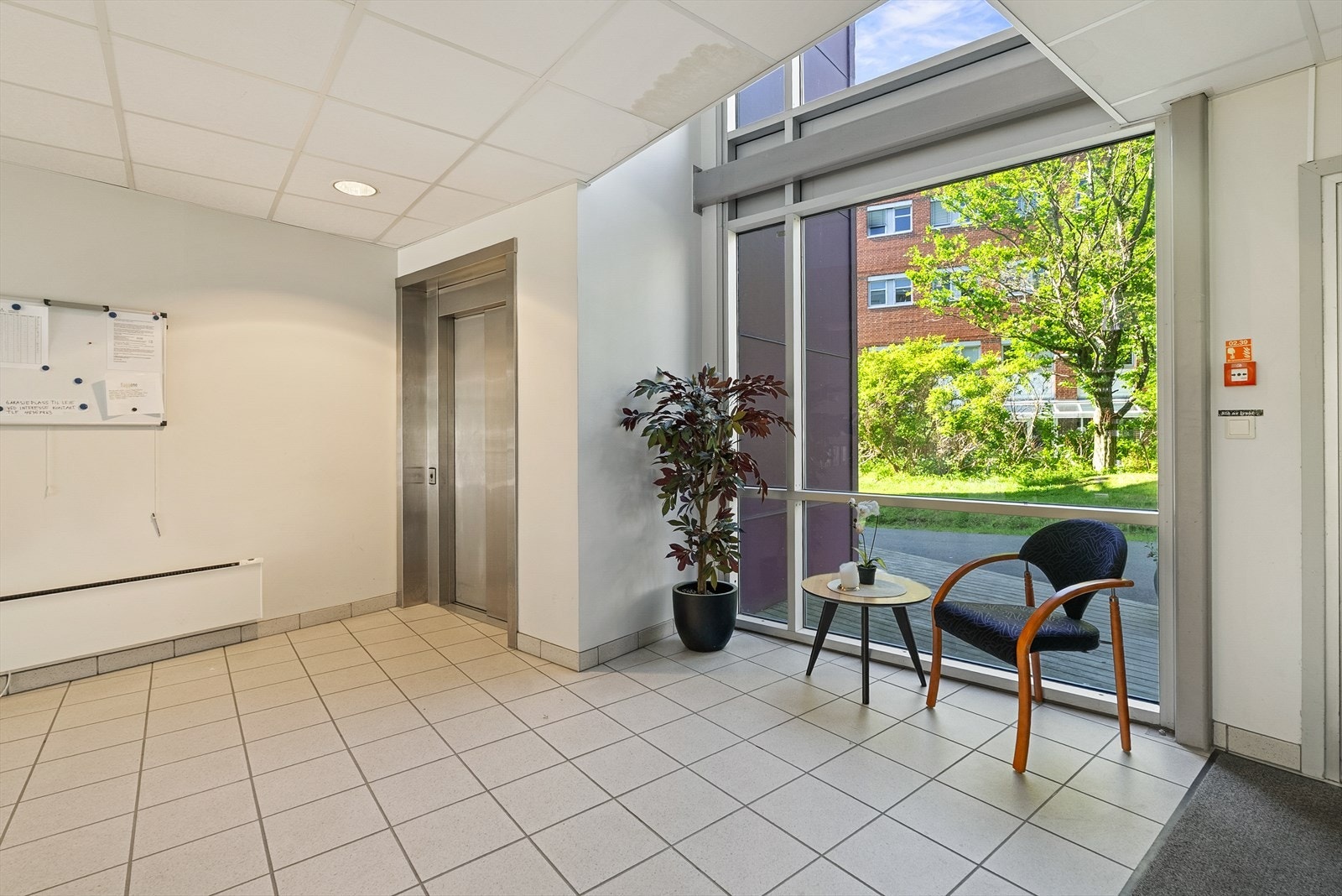 Ta heisen rett ned i garasjen. Velholdt borettslag. Rene og fine fellesarealer. Galleribilde