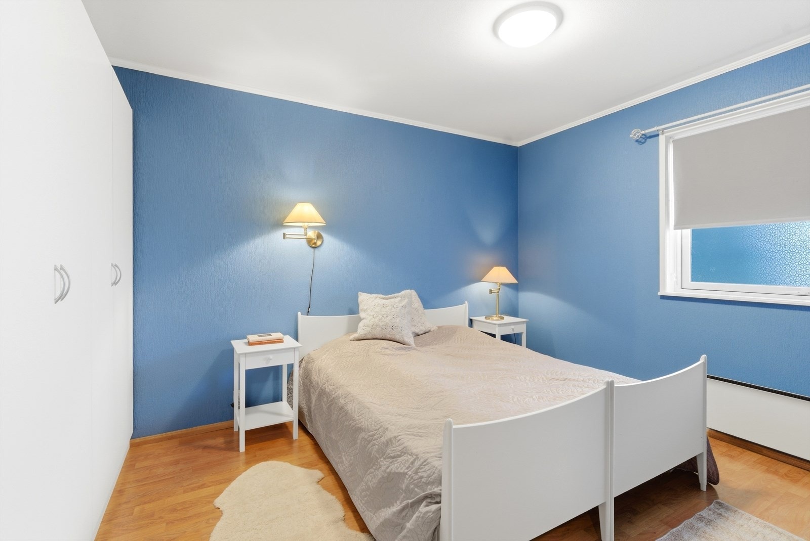 Soverom 1/2. God plass til dobbeltseng og nattbord. Galleribilde