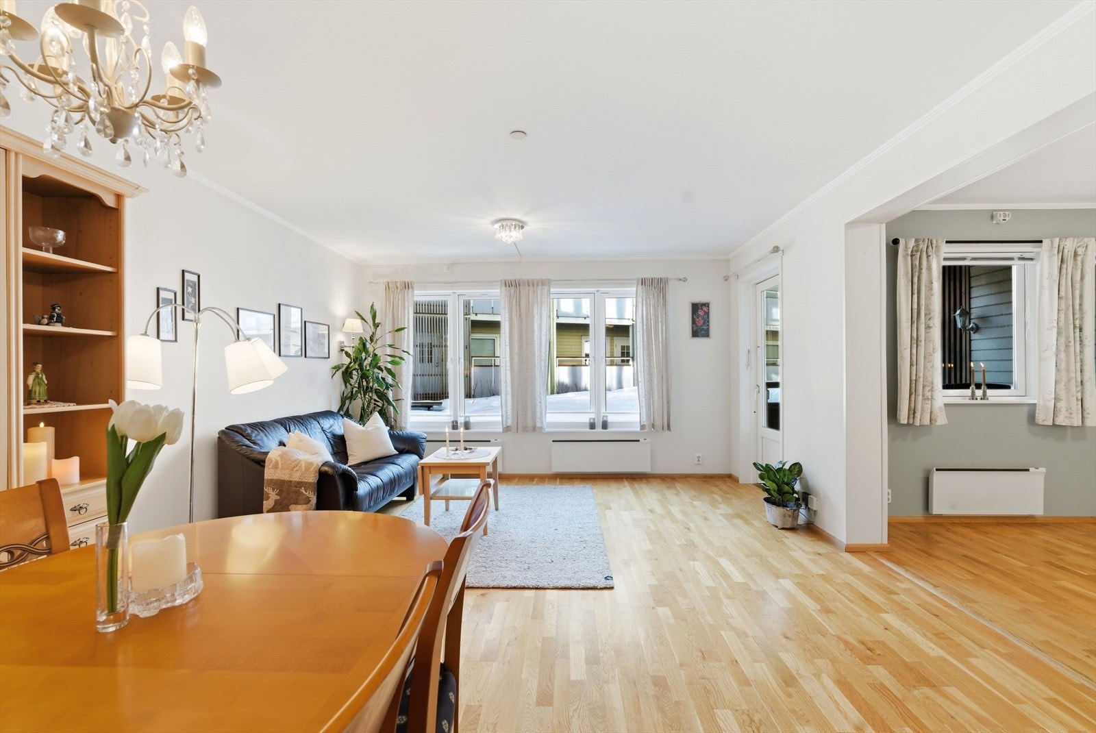 Luftig stue med flere vindusflater som slipper inn godt med dagslys. Galleribilde