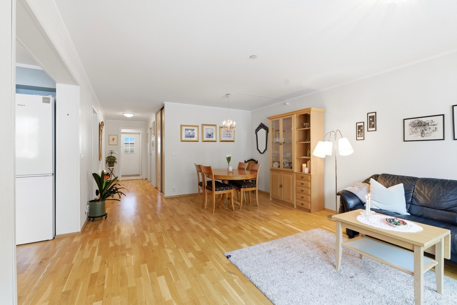 God plass til sofaløsning med god stoler, vitrineskap, spisebord m.m. Galleribilde