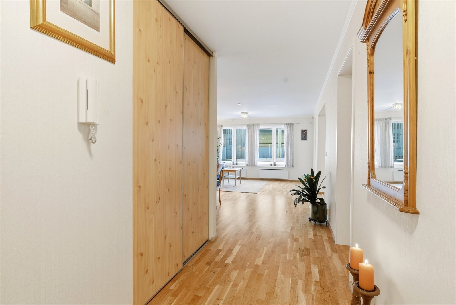 Langgang/hall med stor skyvedørsgarderobe. Galleribilde