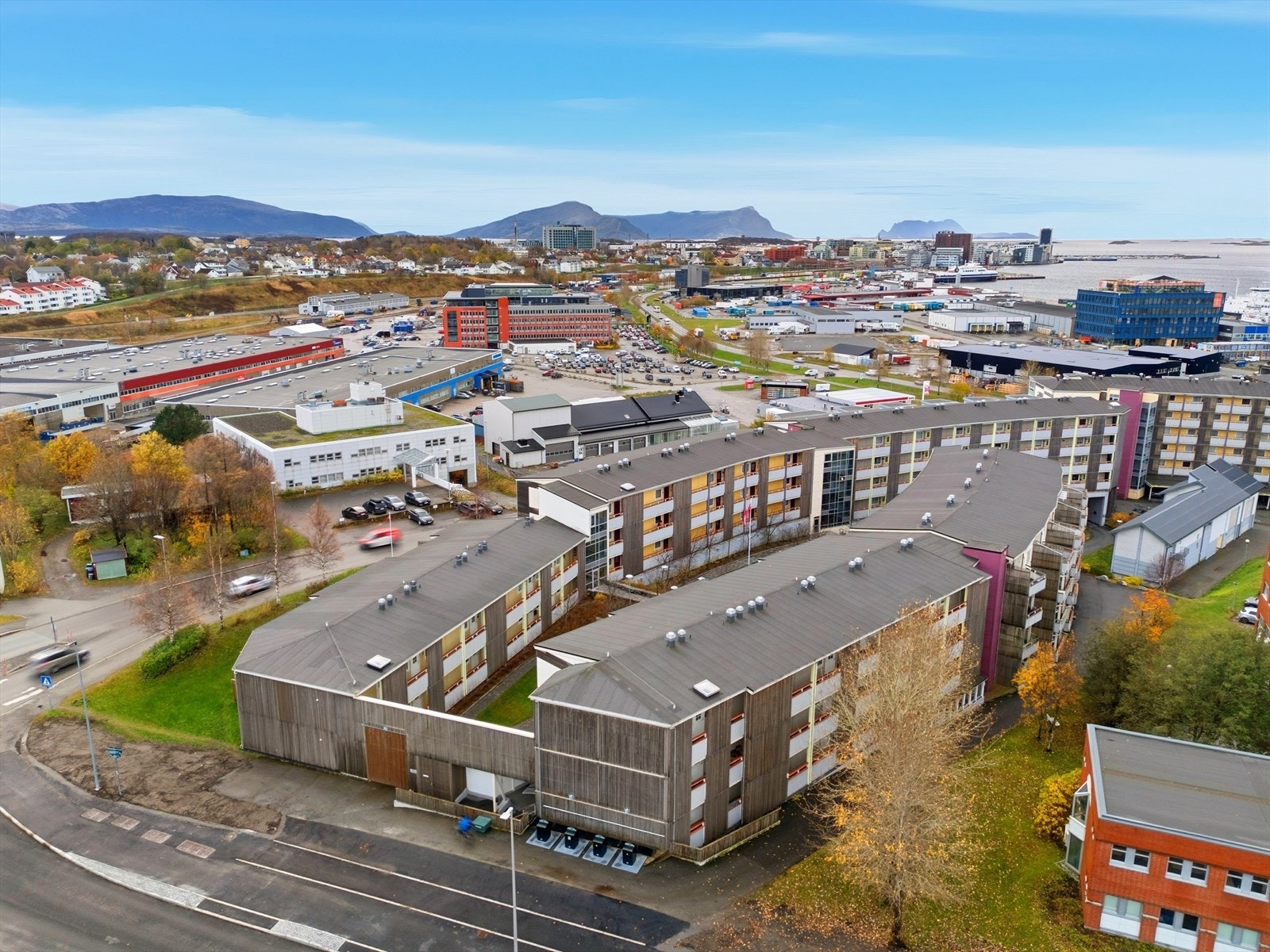 Svært kort gange til dagligvarebutikker, treningssenter, busstopp m.m. Kun 2,5km gange til sentrum. Galleribilde