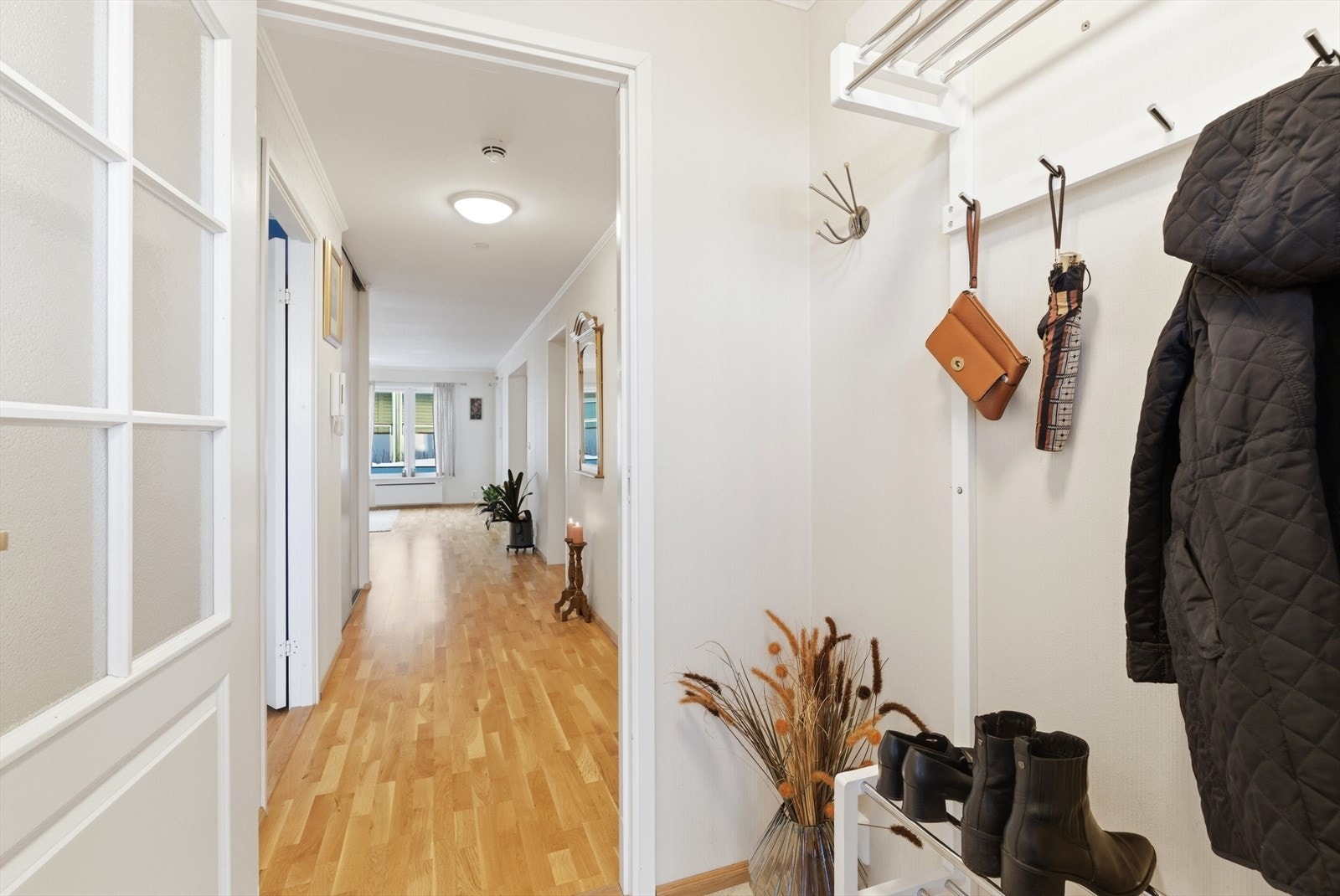 Vi blir ønsket velkommen inn i en lys innbydende entré. Galleribilde