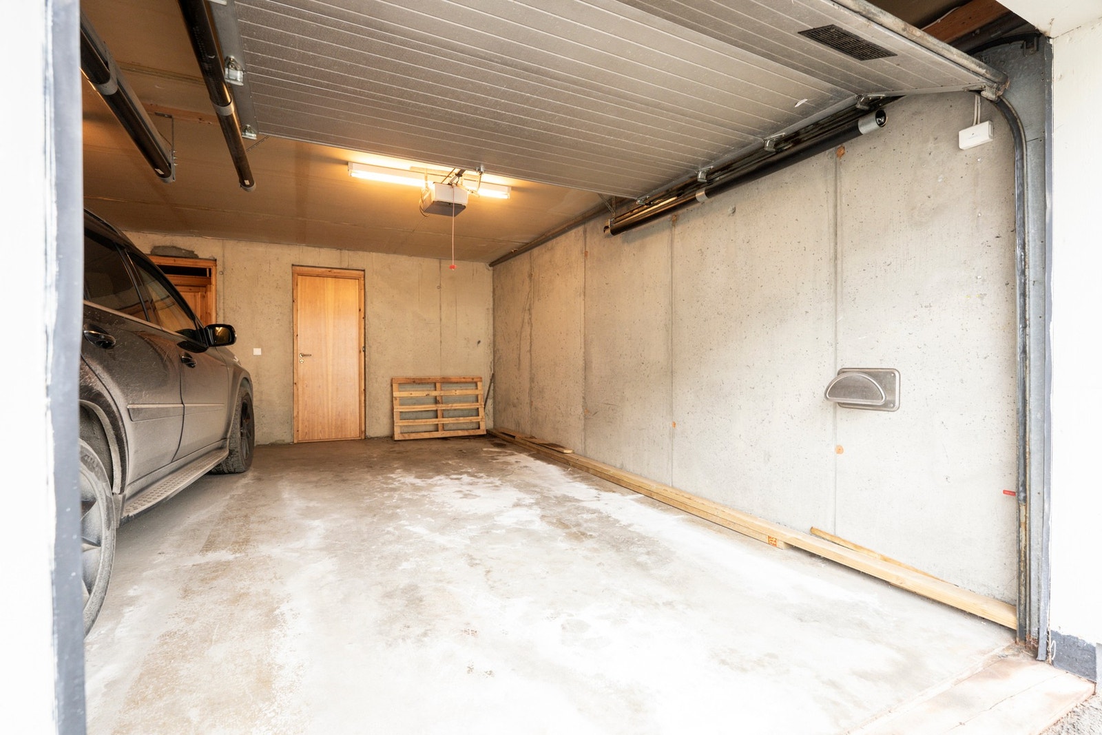 Garasjeplass i felles garasje i underetasjen. Galleribilde