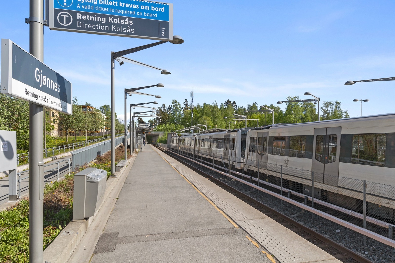 T-bane stasjonen på Gjønnes ligger bare noen hundre meter unna. Galleribilde