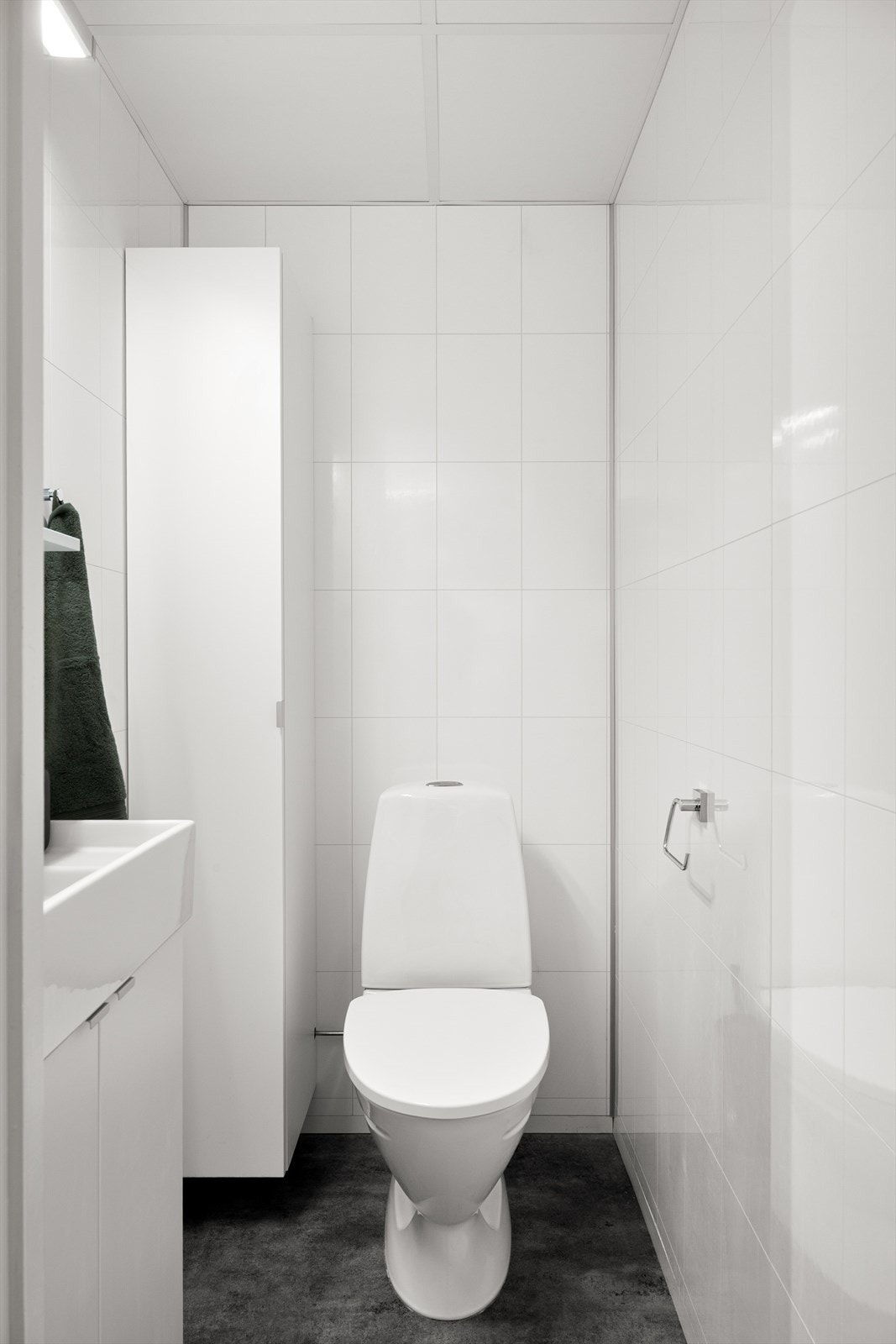 Toalettrom har like overflater som bad og er innredet med servant i baderomsmøbel og toalett. Galleribilde