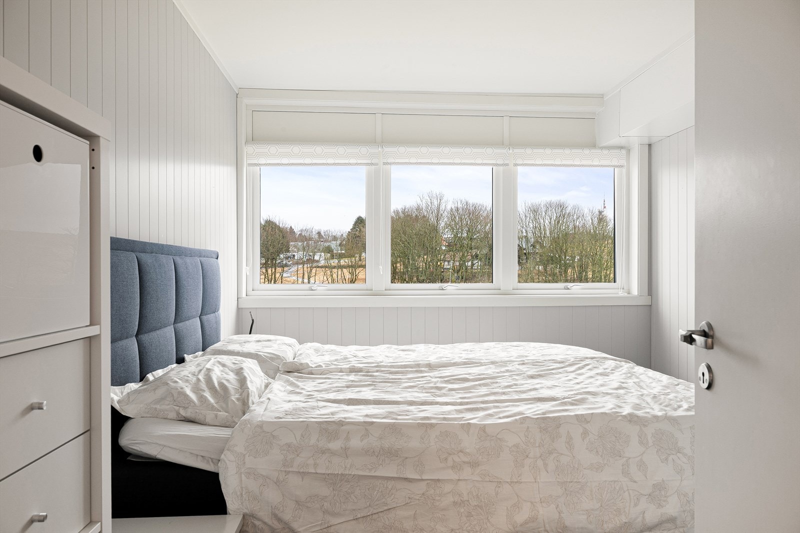 Hovedsoverom har plass til seng, nattbord og garderobeskap. Galleribilde