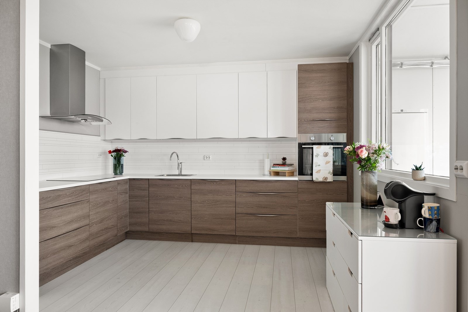 Moderne kjøkkeninnredning fra Biga (2016) med slette fronter og benkeplate av laminat. Galleribilde