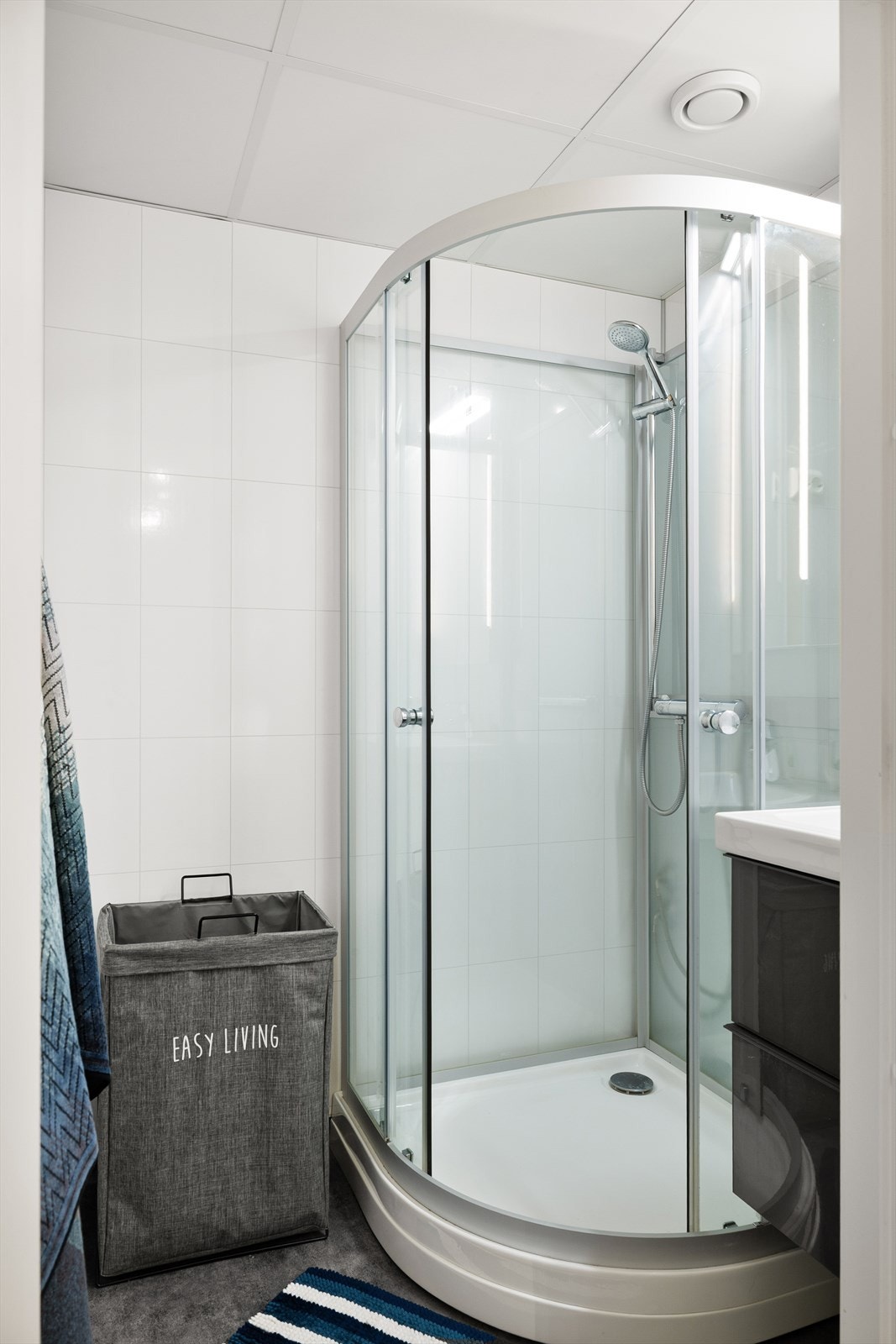 Badet er fra 2016 og har vinylbelegg på gulv og baderomsplater på vegger. Galleribilde