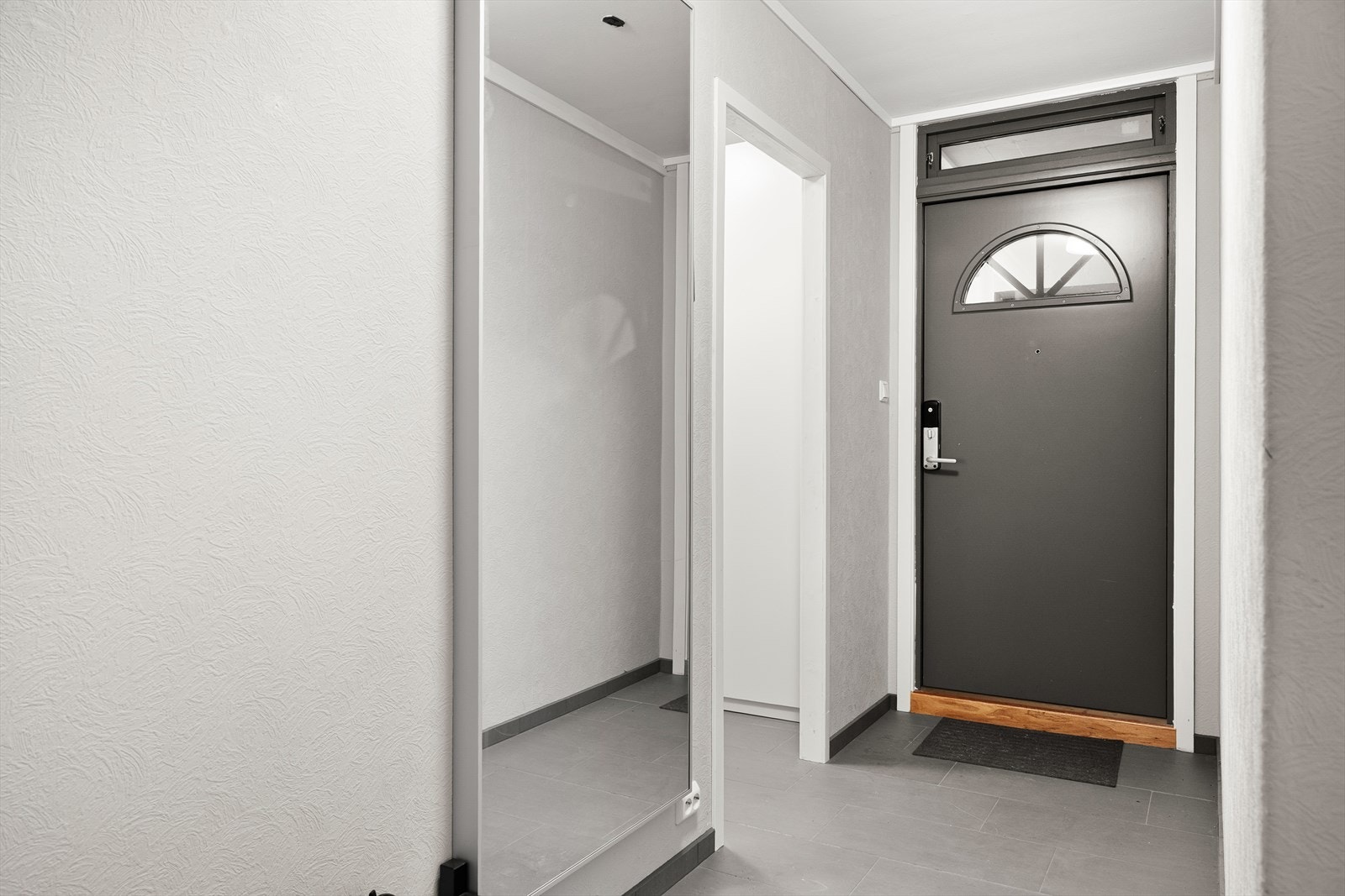 Leiligheten er utstyrt med Yale Doorman dørlås, med samme brikke som benyttes til inngangsdøren. Galleribilde