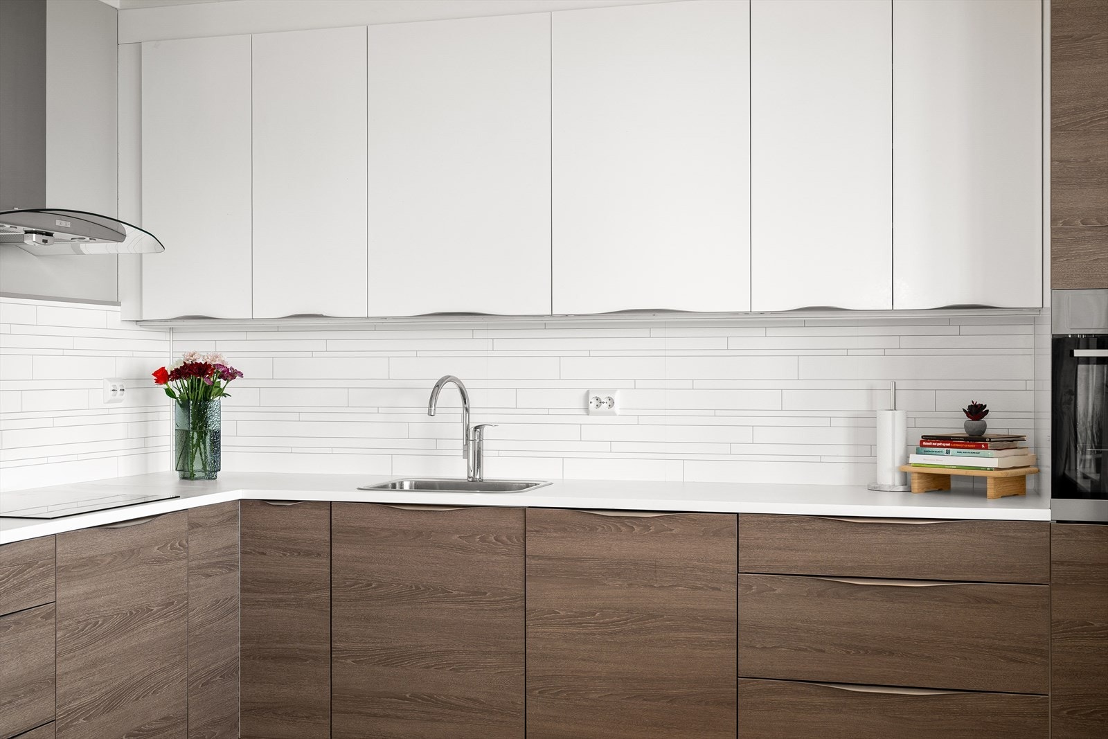 Kjøkkenet er funksjonelt og byr på godt med skap- og benkeplass. Galleribilde