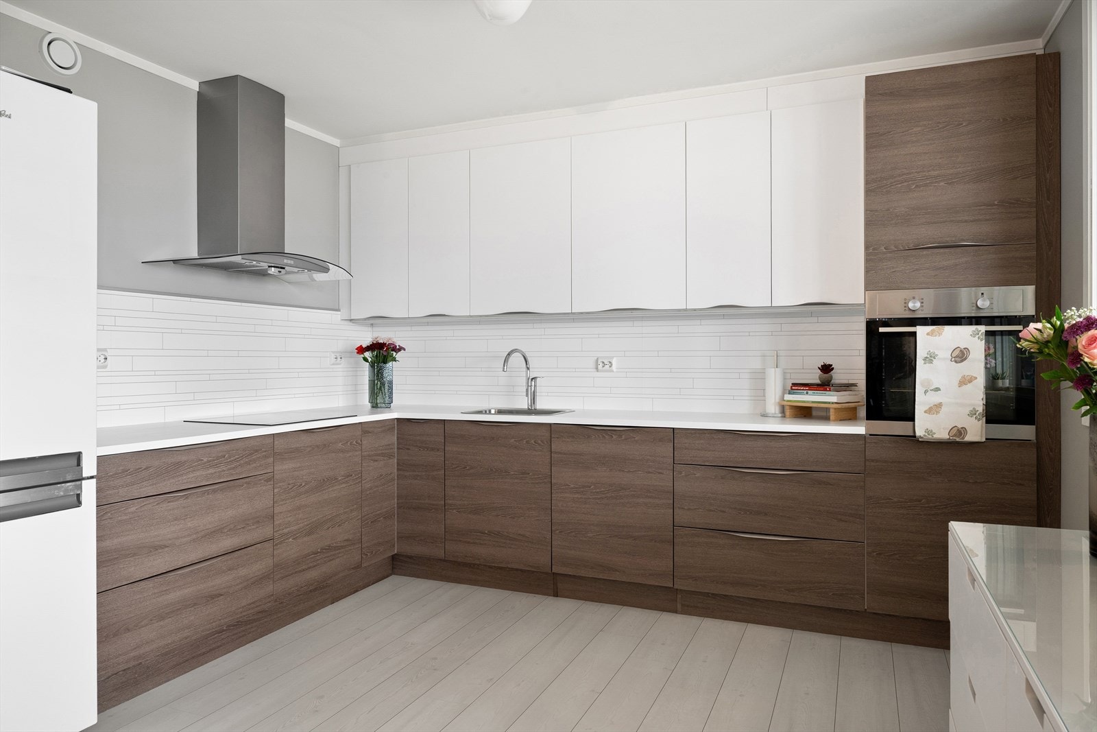 Kjøkkenet har integrert platetopp, stekeovn og oppvaskmaskin som medfølger. Galleribilde