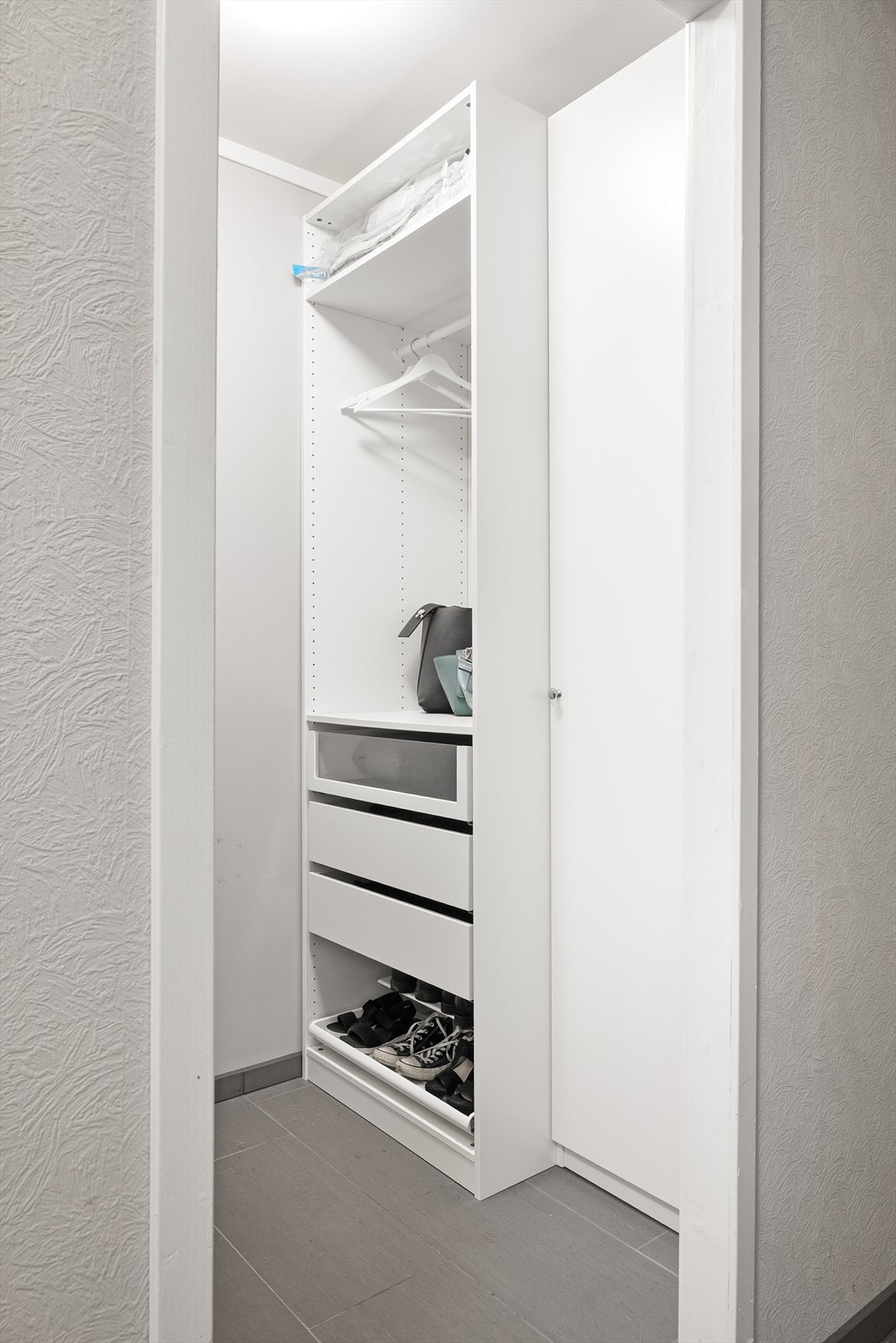 I entréen er det ellers god plass til oppbevaring av klær og sko i garderobeskap. Galleribilde