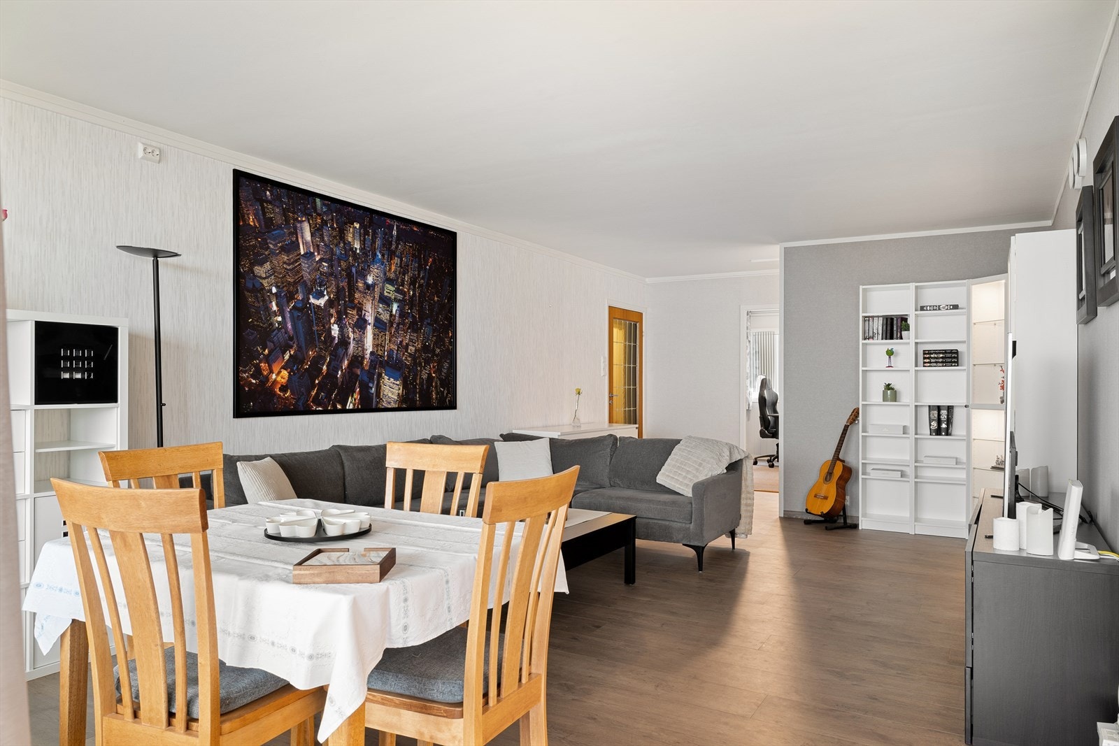 Det er laminat på gulv og vegger er tapetsert. Galleribilde