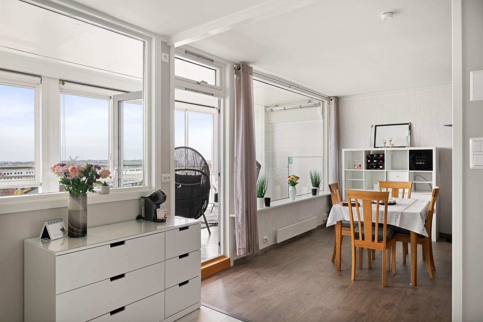 Fra stuen har du utgang til vestvendt innglasset balkong hvor man har dag, ettermiddag- og kveldssol. Galleribilde