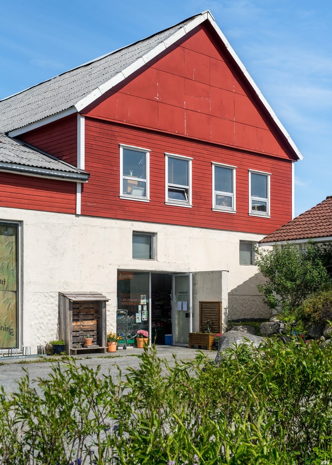 Ullandhaug økologiske gård ligger innen gangavstand fra leiligheten og selger diverse grønsaker og planter mm. Galleribilde