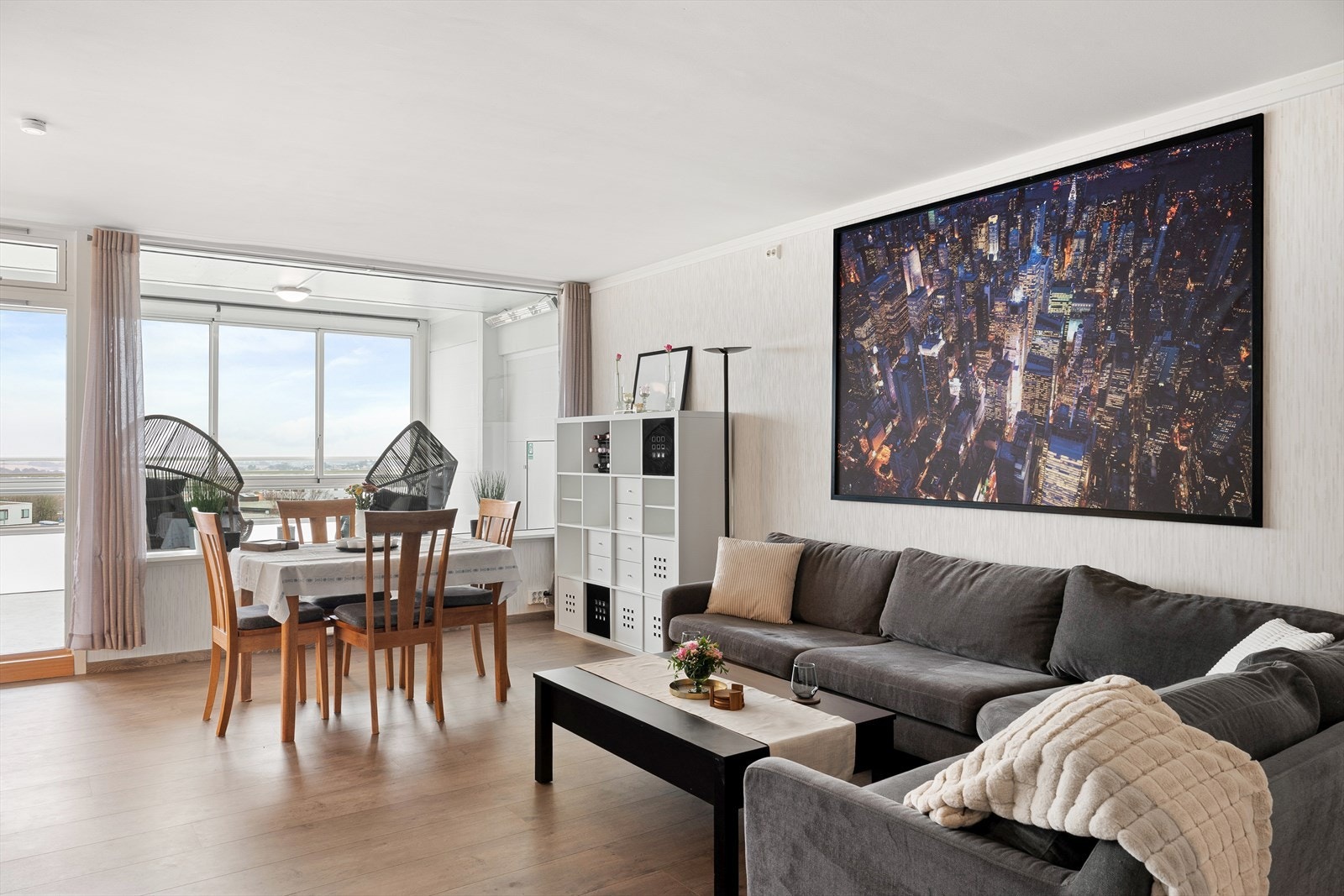 Leiligheten har en praktisk planløsning og gjennomgående god standard. Leiligheten ble pusset opp i 2016. Galleribilde