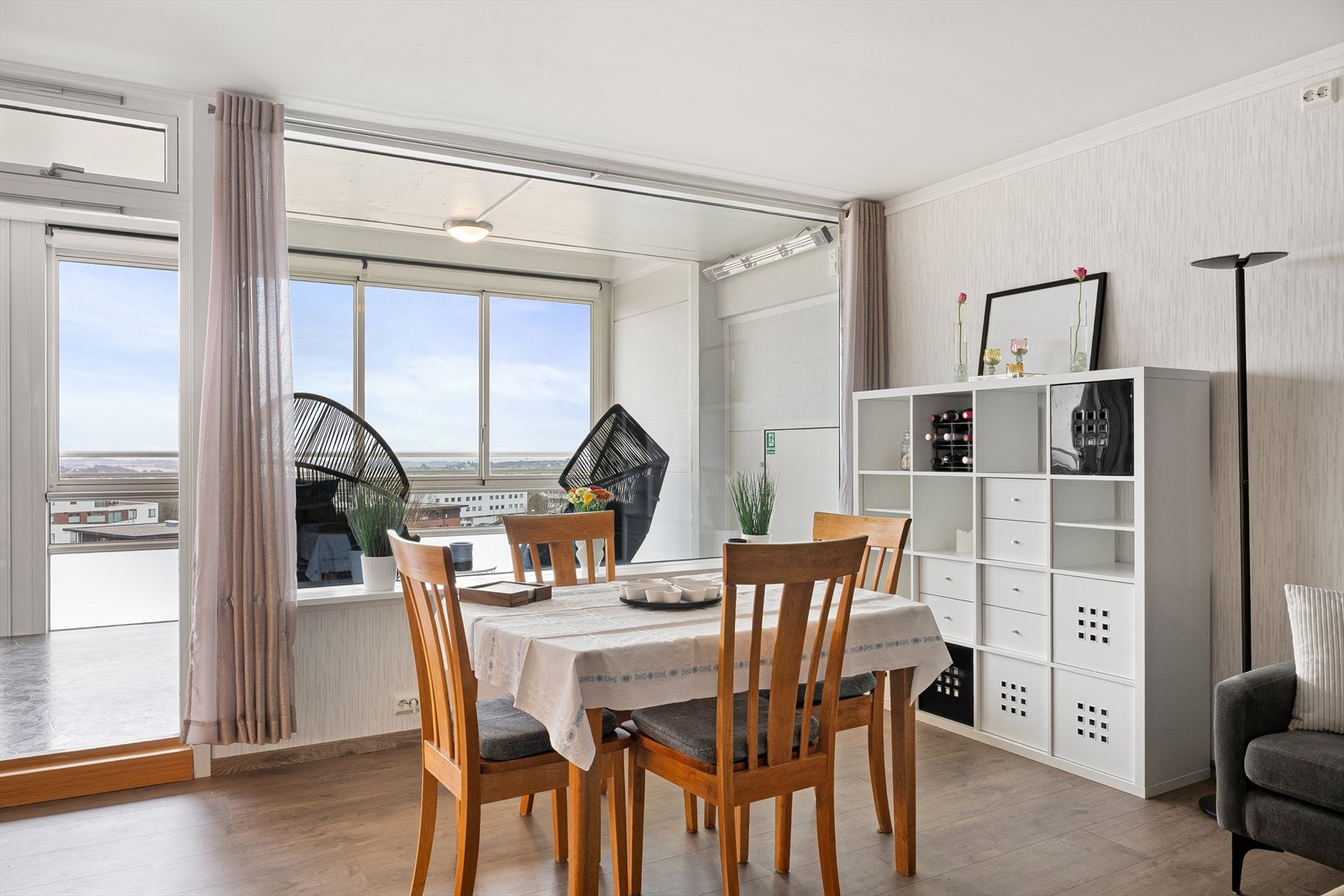 Stue og kjøkken ligger i en praktisk åpen løsning. Galleribilde