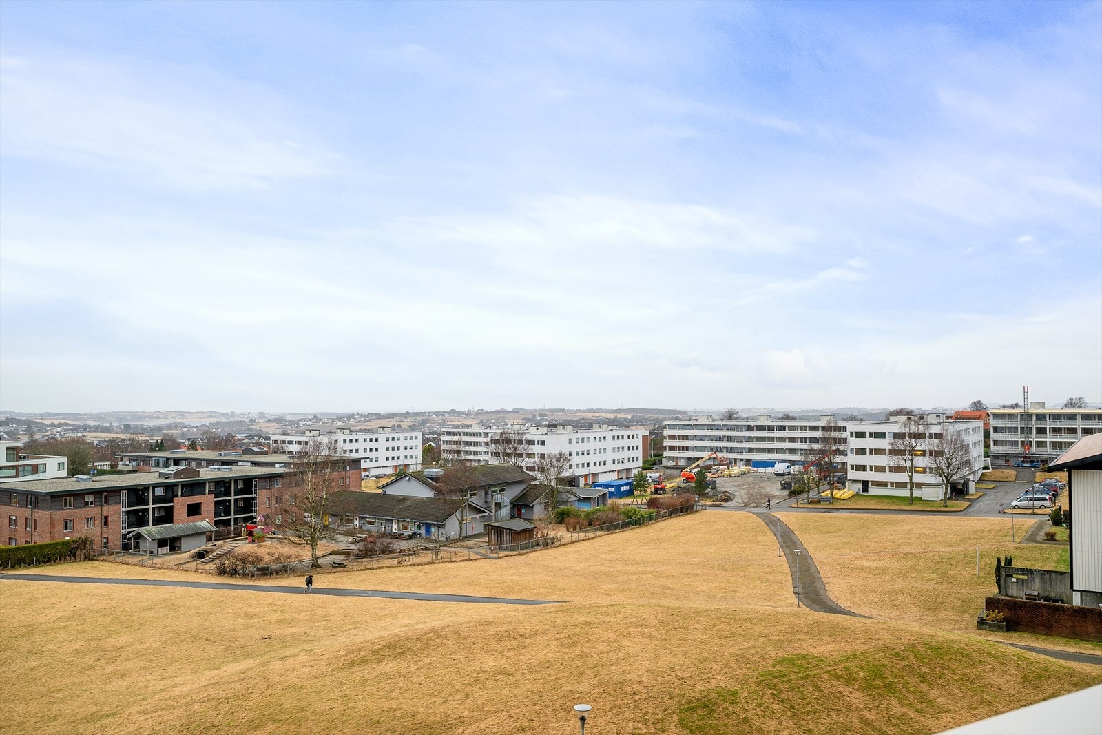 Balkongen er vestvendt og har fantastiske solforhold dag, ettermiddag og kveld. Galleribilde
