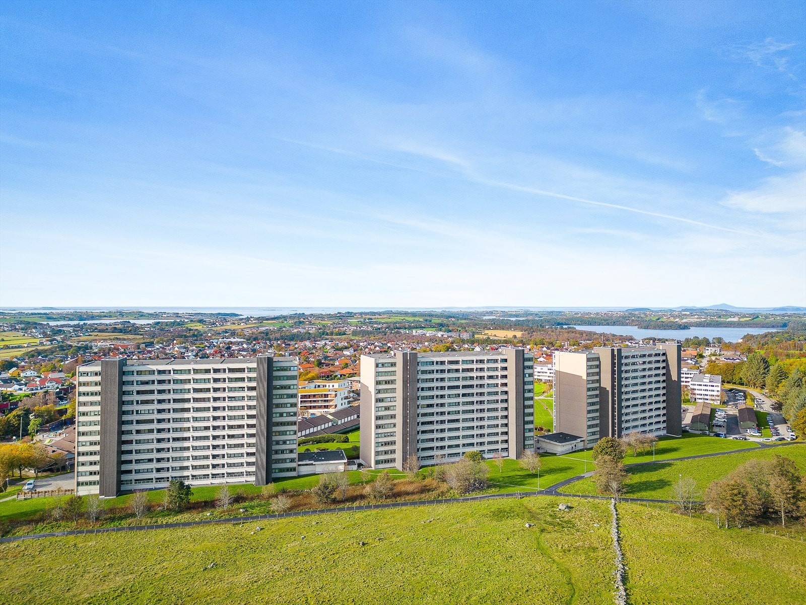 Her bor du sentralt, men samtidig tilbaketrukket i rolige og landlige omgivelser, med kort avstand til det meste du trenger i hverdagen. Galleribilde