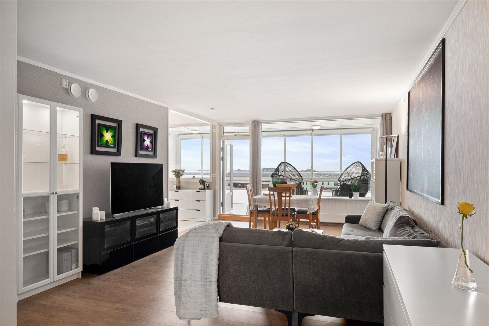 Stuen er romslig med god plass til både spisebord og sofagruppe. Galleribilde