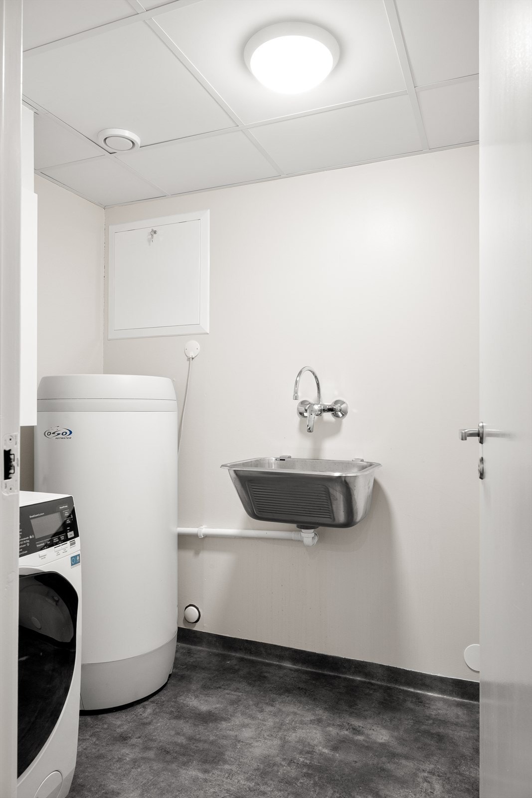 Vaskerom med vinylbelegg på gulv. Vaskemaskin og tørketrommel medfølger i handelen. Galleribilde