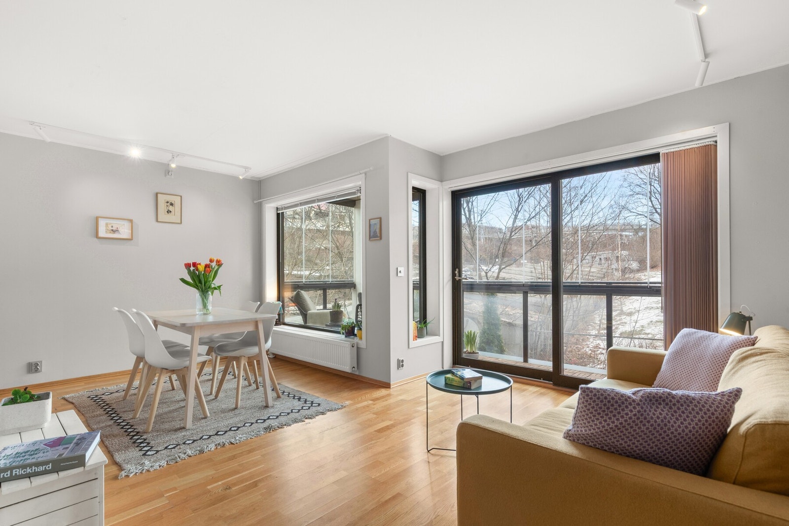 En innbydende 2-roms leilighet i bygg fra 2012 med heis. Leiligheten har østvendt, innglasset balkong på 8 kvm med utsikt mot grønne fellesarealer. Galleribilde