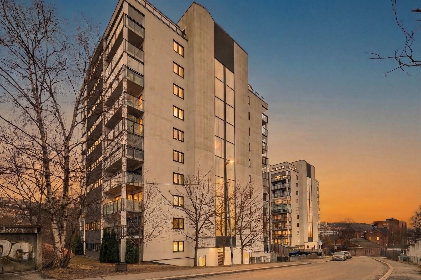 Leiligheten har en sentrumsnær beliggenhet, samtidig som den ligger godt tilbaketrukket med grøntområder i umiddelbar nærhet. Galleribilde